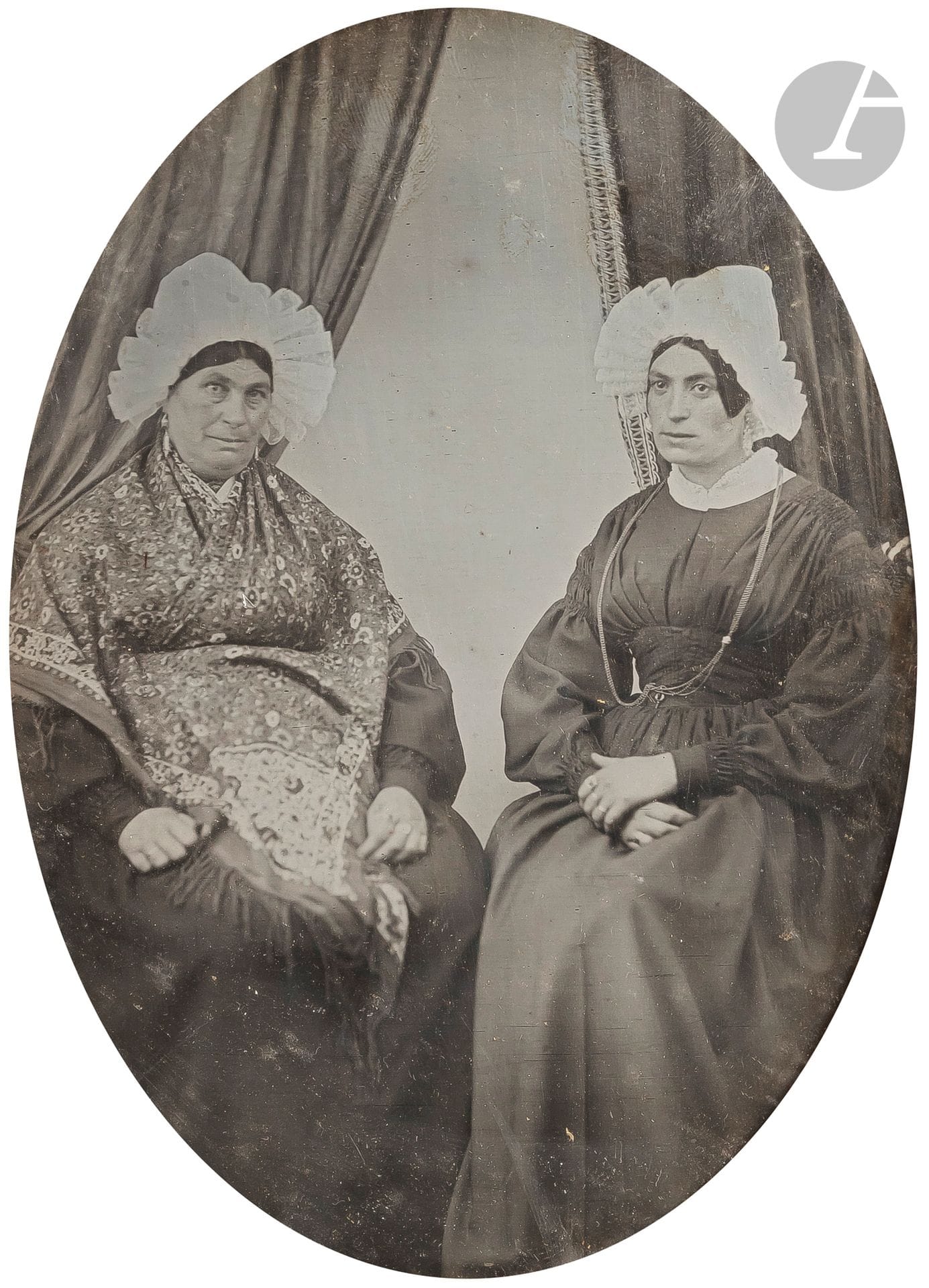 Daguerréotypiste non identifié
Femmes avec châle, bijoux et coiffes traditionnelles, c. 1850.
Daguerréotype 1/2 plaque dans son montage et cadre d’origine.
15 x 10,5 cm (à vue)