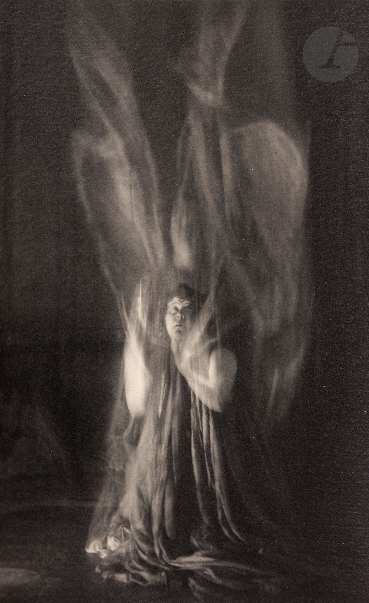 R. Moreau and M. Kivatizky (attributed to)
Loïe Fuller dancing, c. 1908.
Vintage silver print. Collection stamp on verso.
16 x 10 cm