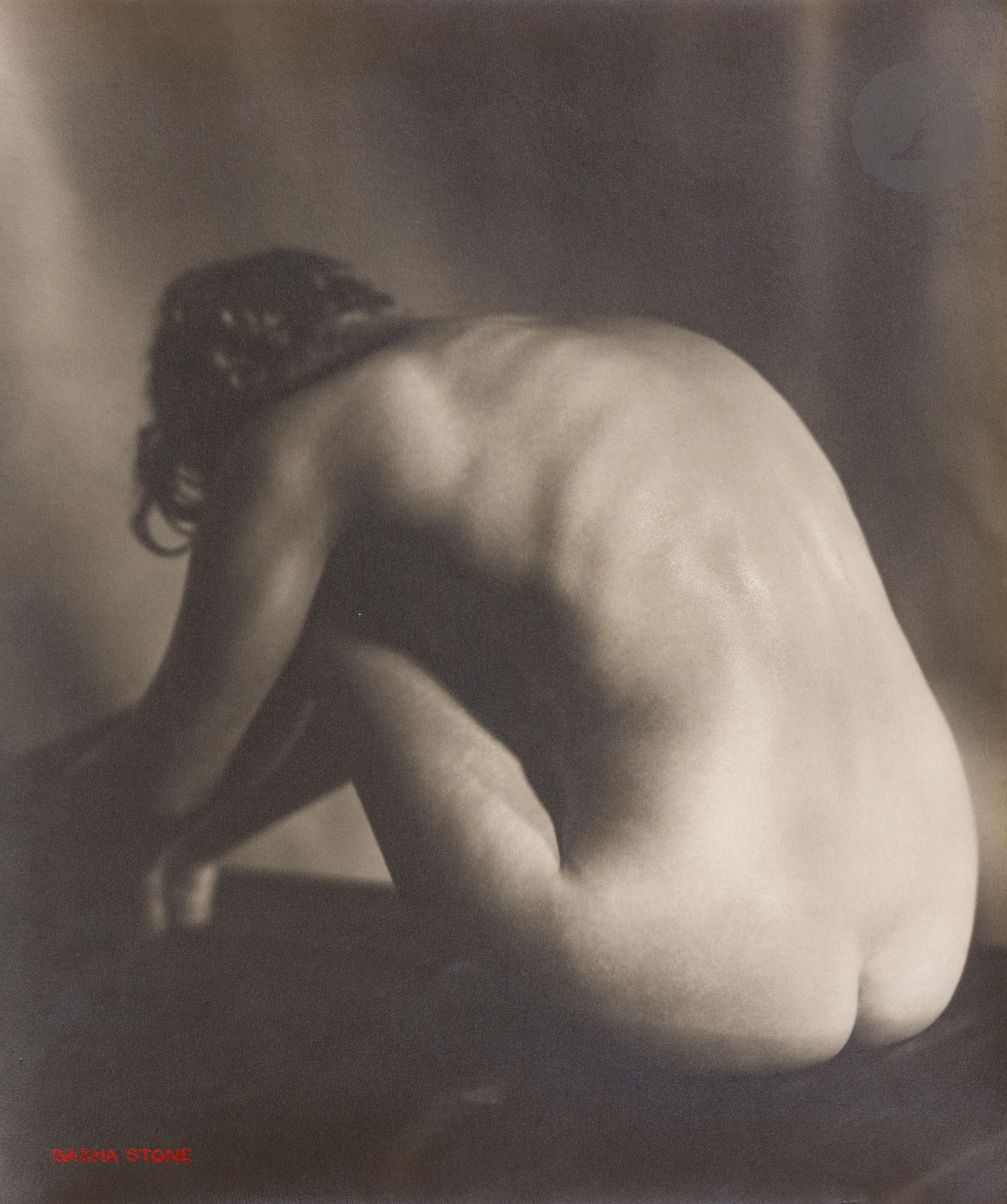 Sasha Stone (1895-1940) 
Nu de la série Femmes [nu assis], c. 1932.
Épreuve argentique d’époque, signée à l’encre rouge en bas à gauche. Tampon « Copyright Stone - Bruxelles » au verso avec les références manuscrites « 32977 » et « Farde n°38 » à l’encre rouge.
39,3 x 29,3 cm