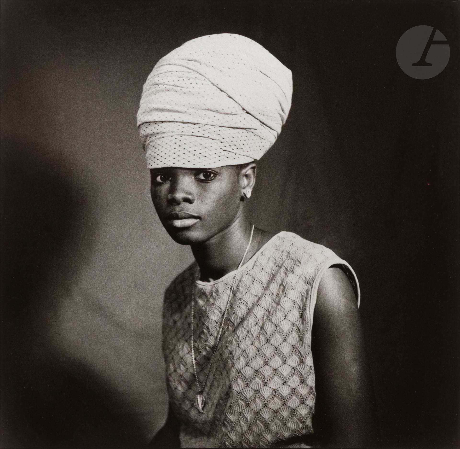 Sanlé Sory (1943)
Belle de jour. Bobo-Dioulasso. Burkina Faso, 1975. 
Épreuve argentique (2018), signée et datée au crayon au verso.
Image : 36 x 36 cm / Feuille : 50 x 40,5 cm

Bibliographie : 
- Sanlé Sory, Volta Photo 1965-1985, Reel Art Press / Morton Hill, 2017. 
- Bobo Yeye : Belle Epoque In Upper Volta, Numero Group, 2022.