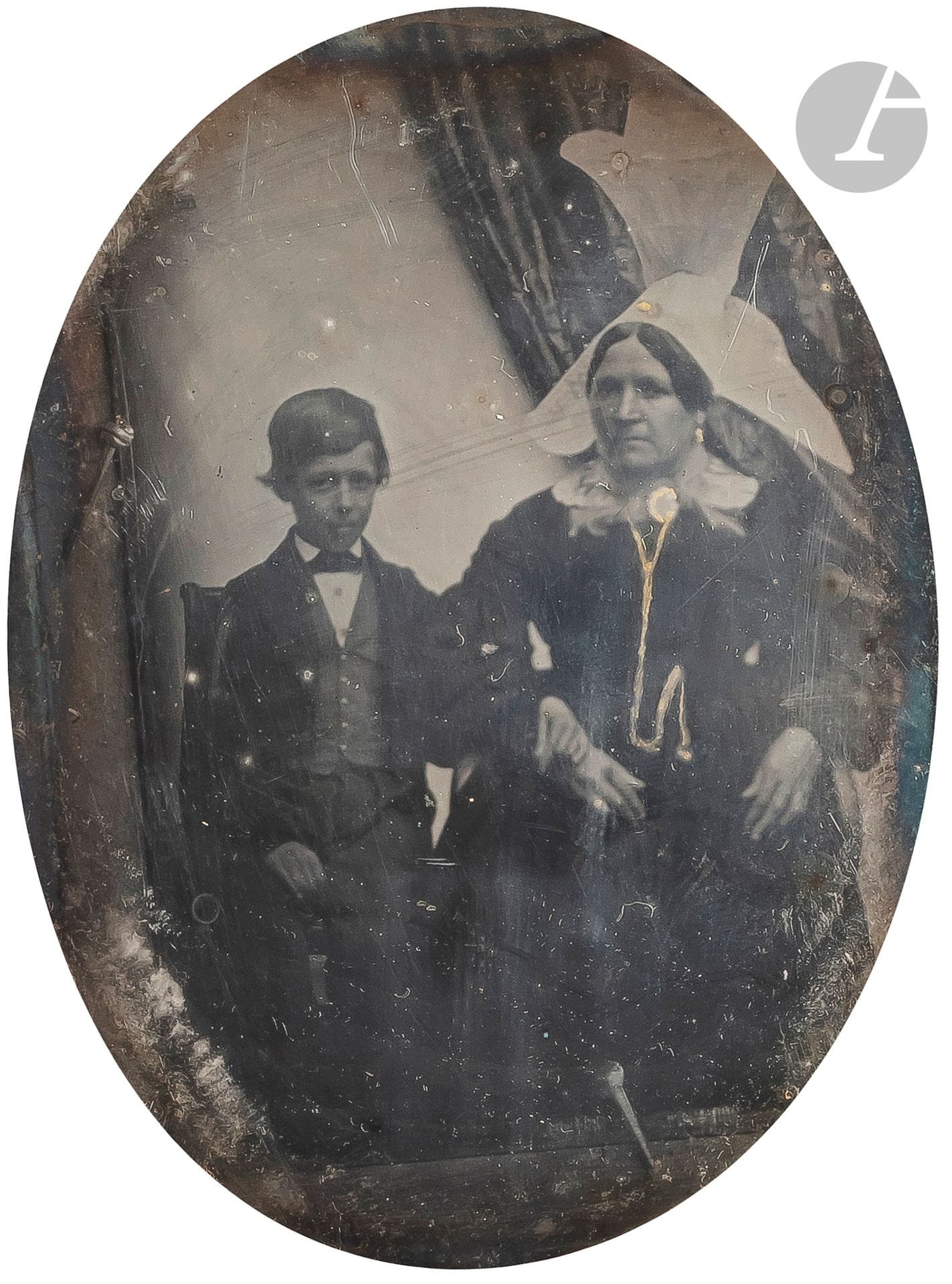 Daguerréotypiste normand
Femme à la coiffe (Cherbourg) et enfant. Couple. Fillette, c. 1850.
Trois (3) daguerréotypes 1/4 de plaque dans leur cadre d’origine. Rehaut doré (1).
Format moyen : 10 x 7,5 cm (à vue)

Ce type de coiffe se retrouve également sur une photographie au format carte de visite du studio cherbourgeois Maison Rideau.