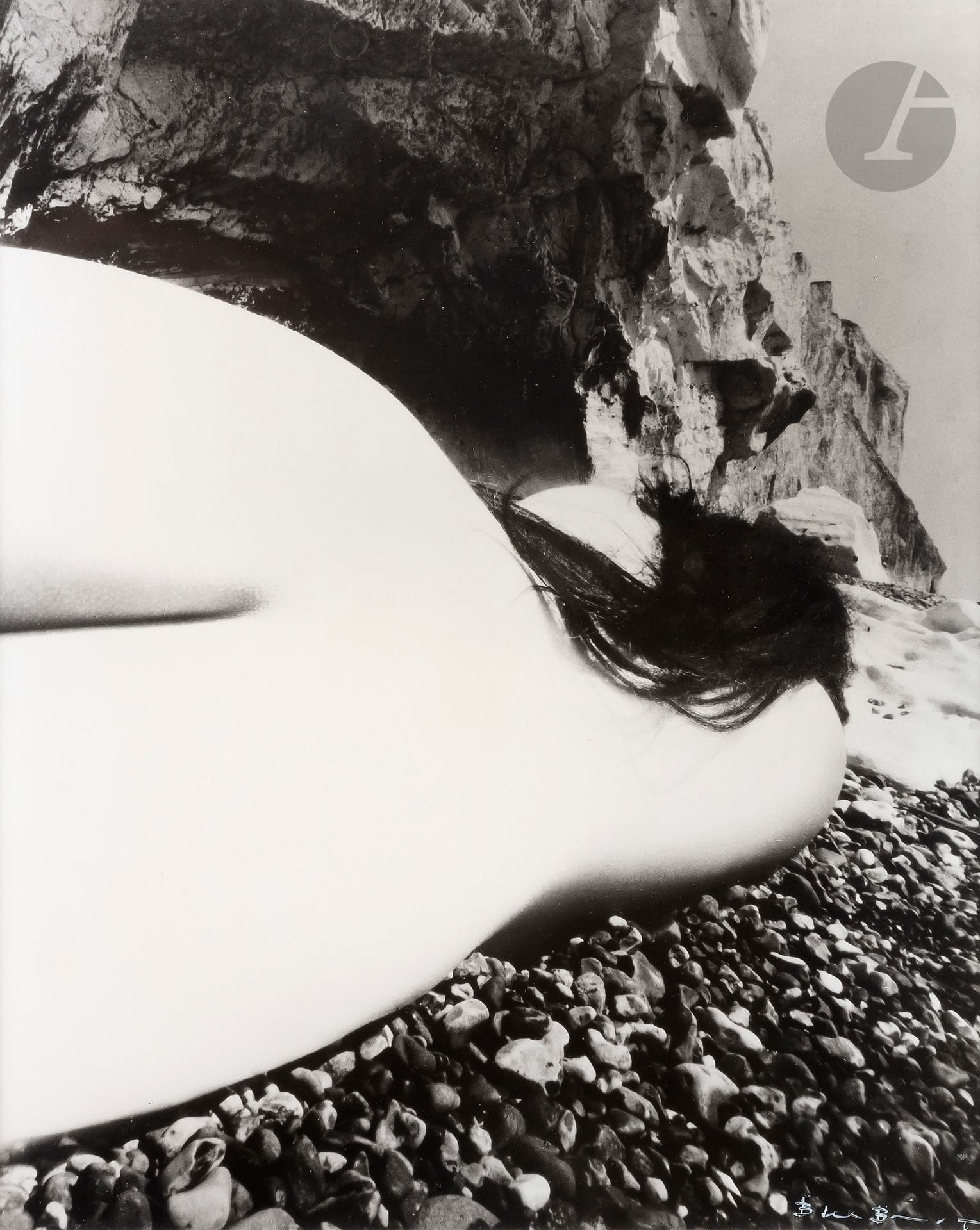 Bill Brandt (1904-1983)
Nude #38. East Sussex, 1953.
Épreuve argentique (c. 1970), signée à l’encre blanche en bas à droite. Titre au crayon au verso.
50,5 x 40,5 cm - cadre

Bibliographie :
- Mark Haworth-Booth, Bill Brandt. Nude, Londres, Tames and Hudson, 2012, p. 82.
- Bill Brandt, Perspectives sur le nu, Paris, Éditions Prisma, 1961.