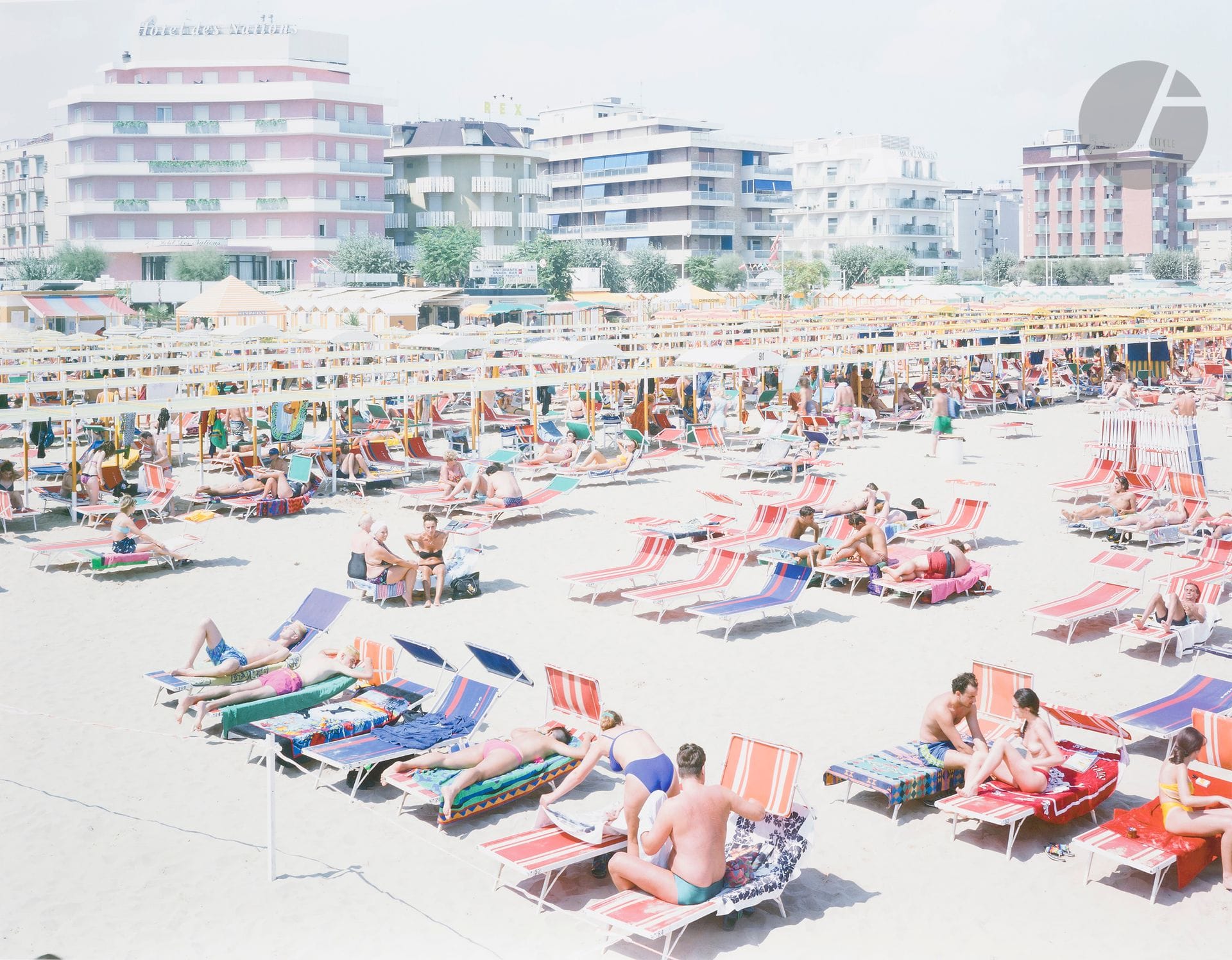 Massimo Vitali (1944)
A Portfolio of Landscapes and Figures.
Steidl, for Brancolini Grimaldi Gallery, 2006.
Portfolio in-folio, coffret pleine toile grise, signé et numéroté à 120 exemplaires à l’encre sur la page de titre. Édition limitée à 120 exemplaires et 20 épreuves d’artiste, composée de 52 lithographies offset en couleurs. Tampon de l’édition aux versos de chaque planche. 
Images : 65,7 x 85,4 cm / Feuilles : 70 x 90 cm

Bibliographie :
- Massimo Vitali, Massimo Vitali: Landscape with Figures, Göttingen, Steidl Verlag, 2004.
- James Lingwood, Beach & Disco: Massimo Vitali, Göttingen, Steidl Verlag, 2000.
