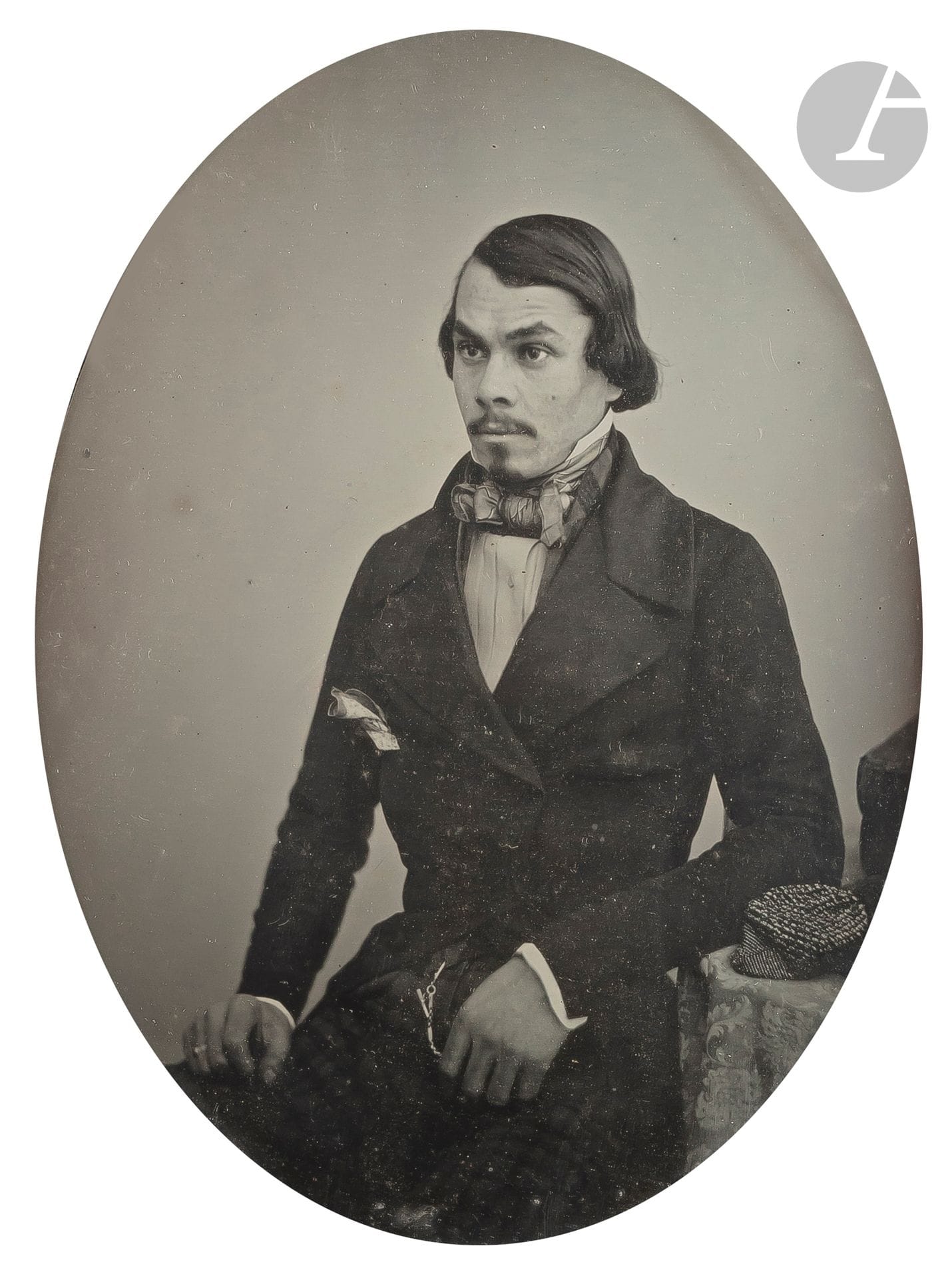 Pierre-Ambroise Richebourg (1810-1875)
Seated young man, c. 1845. 
1/2 plate daguerreotype in original mount and frame. Label "Richebourg - Ingénieur Opticien - Quai de l'Horloge - 69. à Paris" and handwritten dedication in ink "À. C. Baudelaire. Souvenir de Louis-le-Grand. His friend, Frédéric".
13.3 x 10 cm (view) - frame

Provenance :
Former J. Beauchesne collection.

The Frédéric who dedicates his portrait to Charles Baudelaire could be Gaston-Frédéric Lespiault, mathematician and physicist, former dean of the faculty of Bordeaux. Claude Pichois, an expert on the poet, states that the only Frédéric present at the Lycée Louis-le-Grand between 1836 and 1838 was Gaston-Frédéric Lespiault.