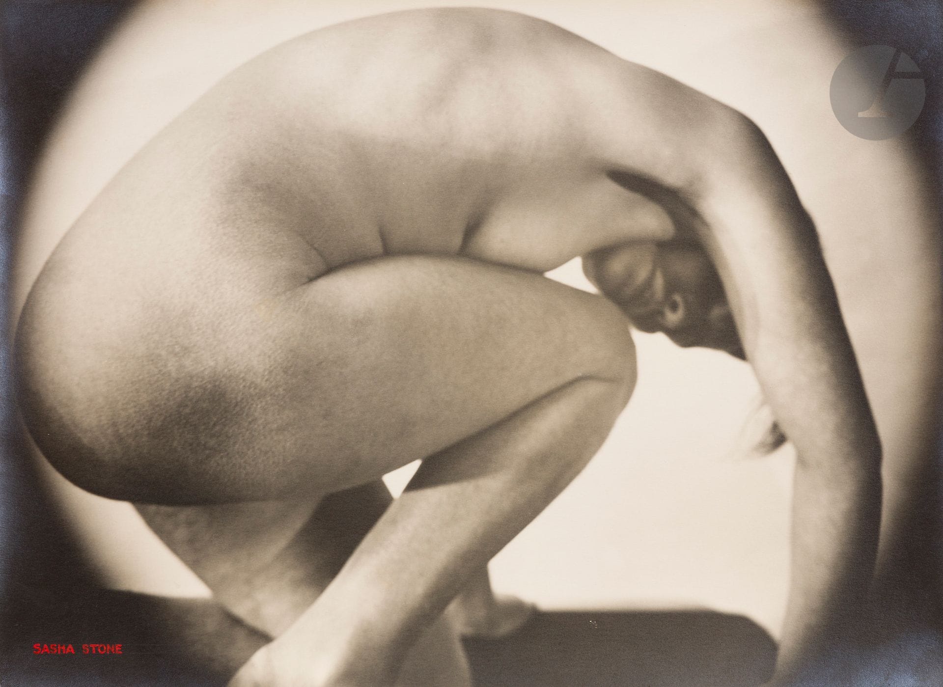 Sasha Stone (1895-1940) 
Nu de la série Femmes [nu courbé], c. 1932.
Épreuve argentique d’époque, signée à l’encre rouge en bas à gauche. Tampon « Copyright Stone - Bruxelles » au verso avec les références manuscrites « 4418 » et « Farde n°38 » à l’encre rouge.
29,2 x 39,2 cm