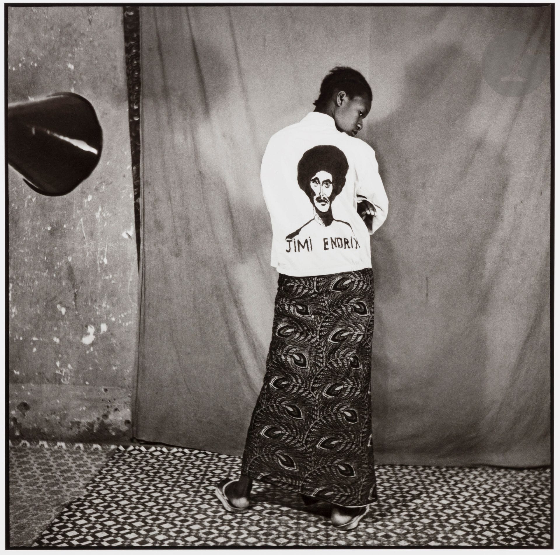 Sanlé Sory (1943)
Fan de Jimi Endrix. Bobo-Dioulasso. Burkina Faso, 1970. 
Épreuve pigmentaire (2019), signée et datée au crayon au verso. Épreuve d’artiste (AP) d’une édition de 8 exemplaires. Un certificat d’authenticité accompagne l’œuvre. 
Image : 36 x 36 cm / Feuille : 50 x 40 cm