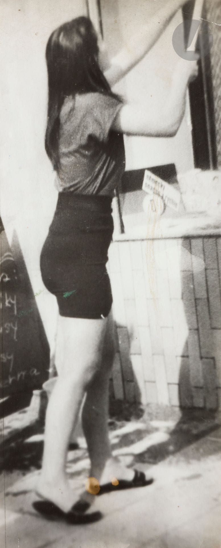 Miroslav Tichy (1926-2011) 
Sans titre [femme à la vitrine], c. 1960-1970.
Épreuve argentique d’époque, contrecollée au verso d’une page de magazine  par le photographe.
29,8 x 12 cm - cadre
Provenance :
Ancienne collection Jiří Olič (écrivain et critique tchèque).