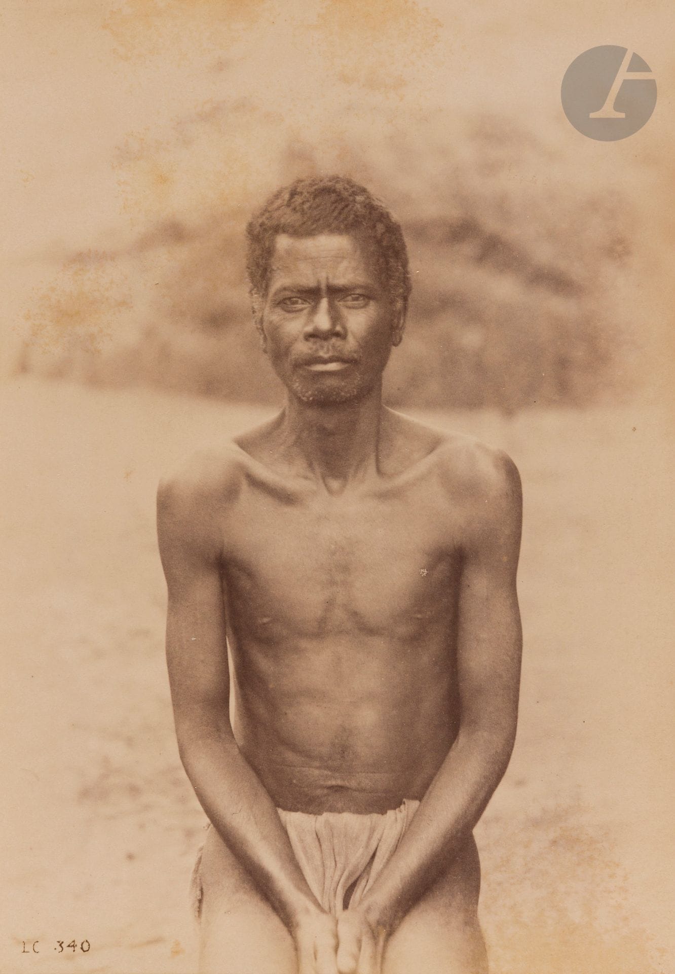 Docteur Louis Catat (1859-1933)
Mission de Madagascar, 1889-1890.
Portraits ethnographiques à Madagascar.
Types du Betsileo. Fianarantsoa. Ibity. Chef du village. Babay. Porteur. Coiffure d’enfant. Danse de la Sagaie. Danse des Borizano. Femmes. Coiffures des femmes. Femmes Bestileo à Antandrokazo. Chevelure Tanala homme. Groupe de Bestileo à Ambalamahasina.
Album in-4 oblong, titré sur le premier plat et sur le dos en lettres dorées, composé de 27 épreuves sur papier albuminé, contrecollées sur cartons (rousseurs). Légendes manuscrites à l’encre sur étiquettes contrecollées sur les montages. Crédit du photographe « L. C. » et numérotations dans les négatifs.
Formats des épreuves : de 11 x 8 à 17 x 12 cm