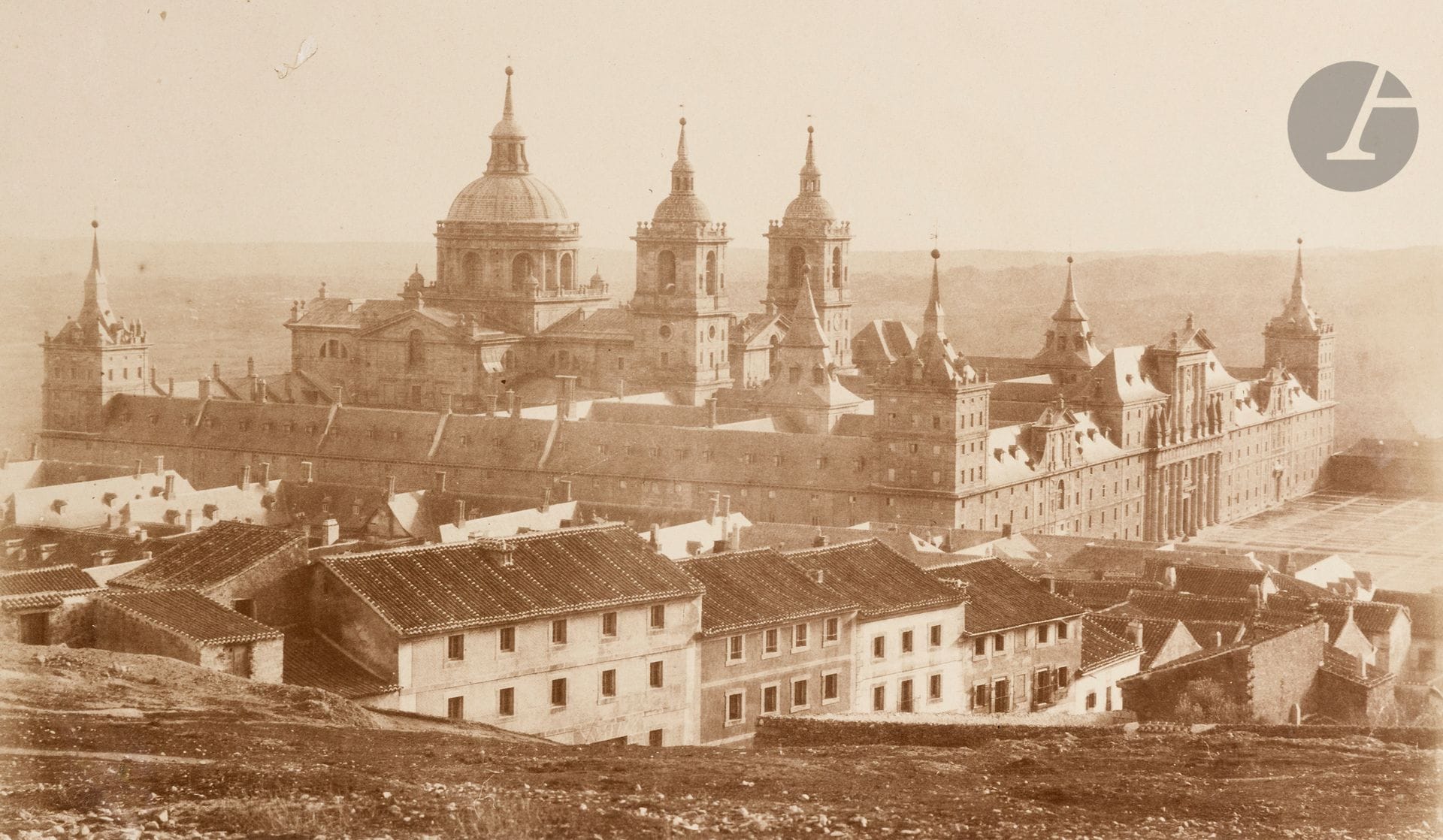 Charles Clifford (1820-1863)
El Escorial. Madrid, c. 1853.
Épreuve sur papier salé-albuminé, d’après négatif papier, contrecollée sur carton. Timbre sec du photographe et titre manuscrit à l’encre sur le montage en bas.
24,3 x 41,3 cm