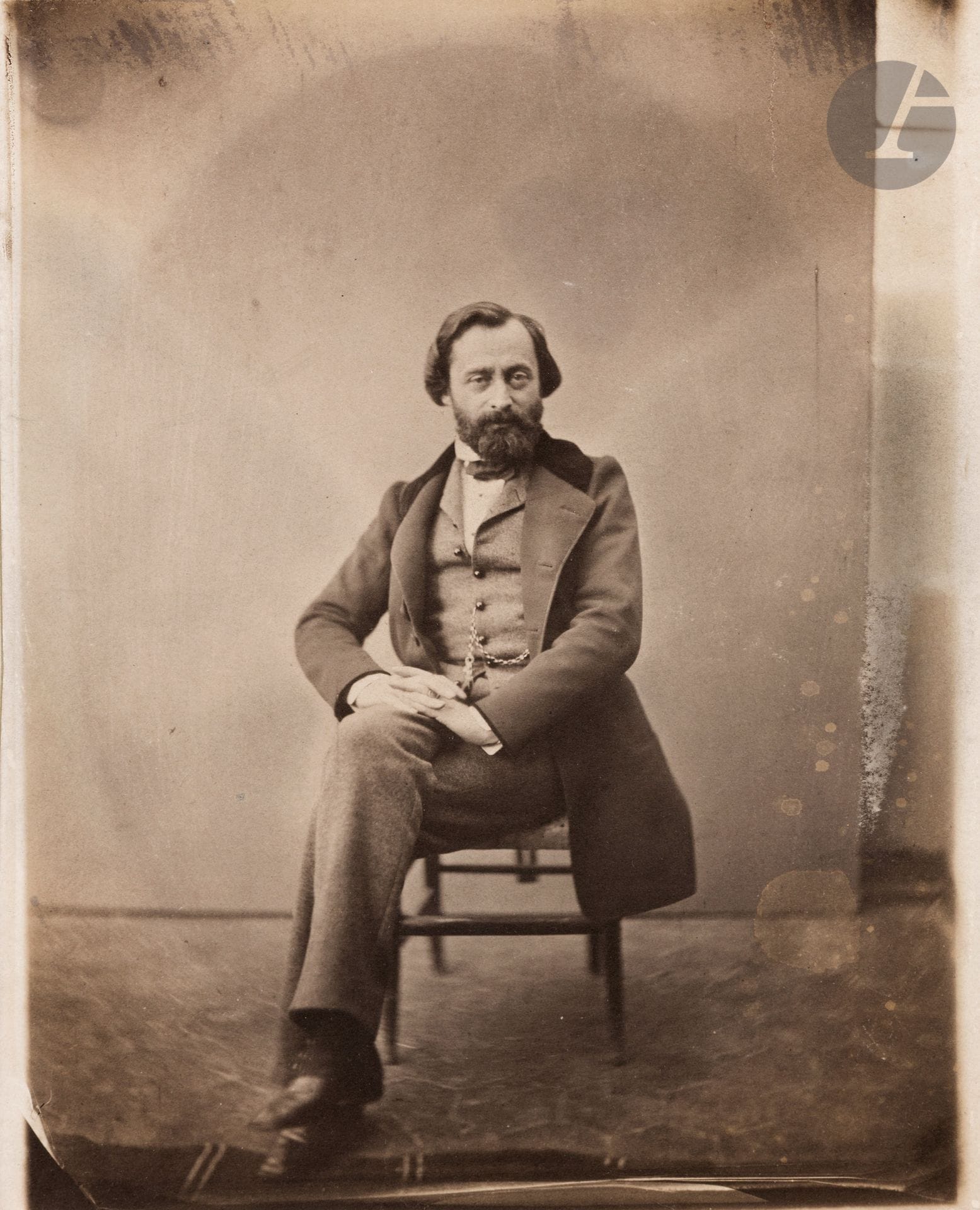 Charles Nègre (1820-1880)
Autoportrait présumé. Paris, c. 1860.
Épreuve sur papier salé, d’après négatif verre au collodion. 
22,5 x 18 cm