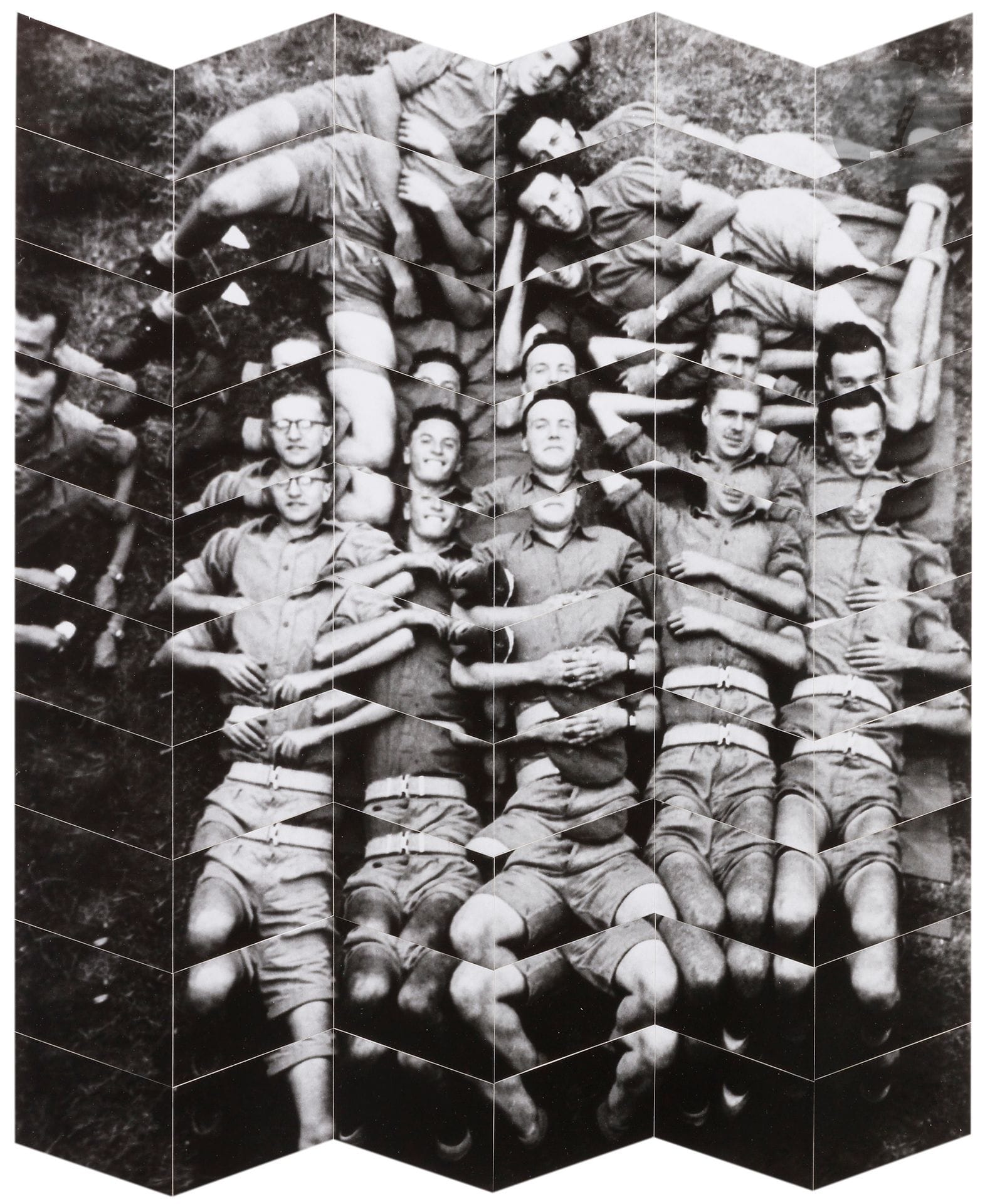 Édouard Taufenbach (1988)
La Quille. Série Spéculaire, 2018.
Collage de 60 épreuves argentiques réalisées à partir d’une photographie anonyme de la collection de Sébastien Lifshitz. Édition de 3 exemplaires et 2 E.A. Signature, titre, date et numérotation au verso du cadre.
52 x 44 cm - cadre

Bibliographie :
L’image dans le miroir, Bentivoglio, Éditions l’Artiere, 2020. Un certificat d’authenticité accompagne l’œuvre.

Un certificat d’authenticité accompagne l’œuvre.