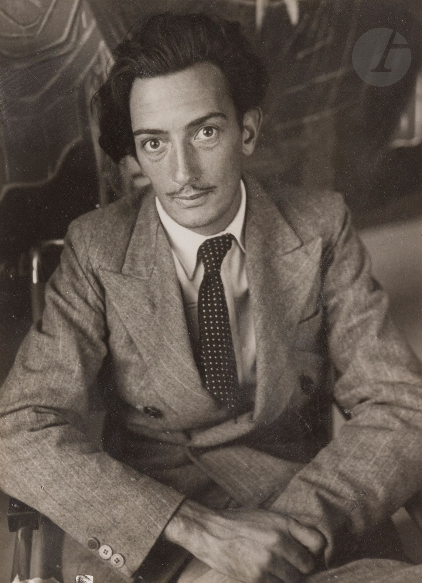 Brassaï (Gyula Halasz, dit) (1899-1984)
Salvador Dali, c. 1932-1933.
Épreuve argentique d’époque, montée par le haut sur feuillet. Tampon « Brassaï - 81, rue du Faubourg Saint-Jacques » au verso.
17,8 x 13 cm - cadre d’époque