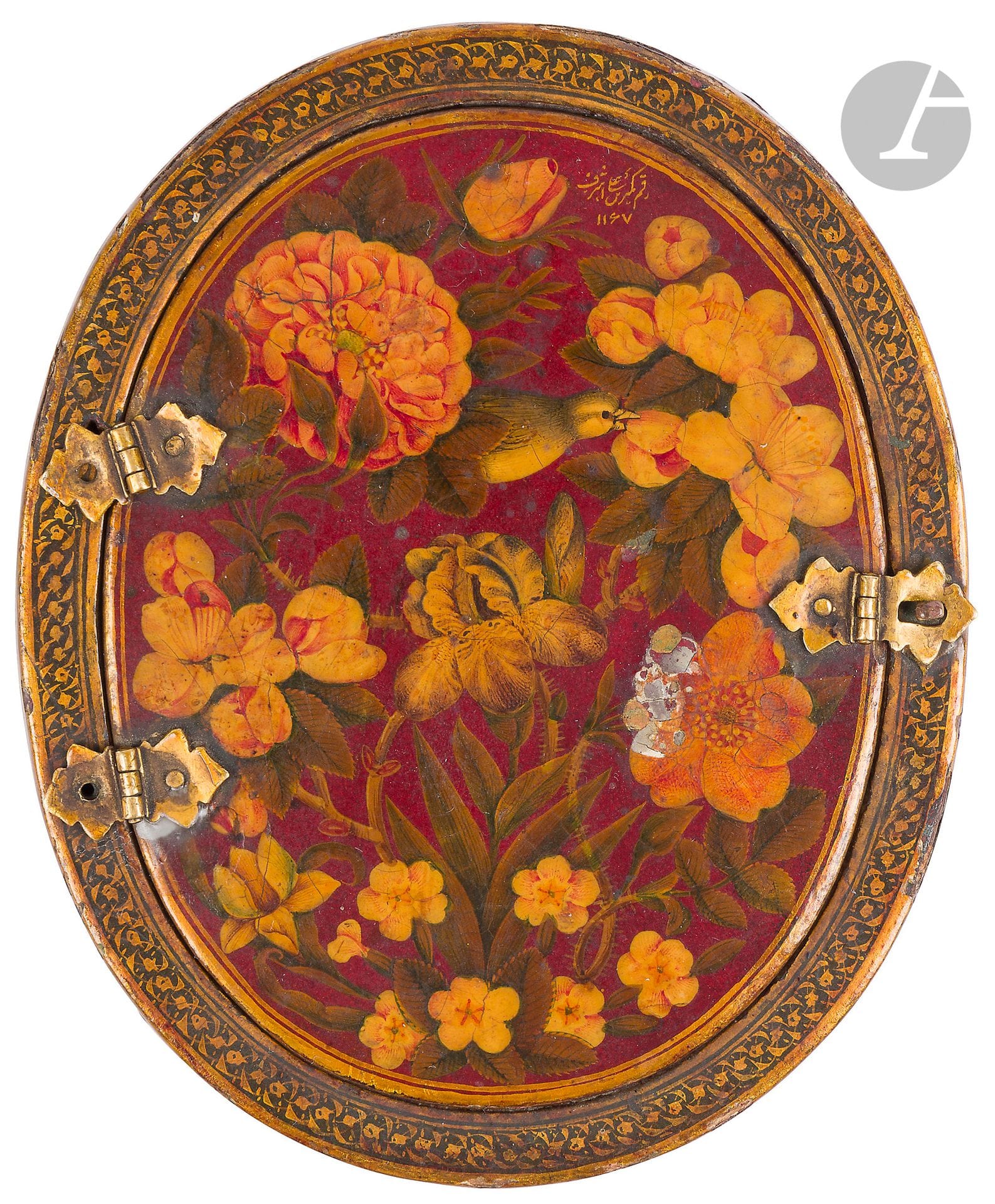 Boîtier de miroir à décor gol-o-bolbol , Iran qâjâr, signé ‘Alî Ashraf et daté 1753
De format ovale, petit boîtier en papier-mâché peint et laqué d’un décor floral gol-o-bolbol  peuplé d’un rossignol et d’un papillon au dos. Au dos du couvercle, une jeune élégante assise en tailleur contre un coussin devant un paysage, quelques mets et pièces de vaisselle posés devant elle au premier plan. Signé ‘Alî Ashraf et daté 1167 H / 1753 en haut à droite du couvercle. Petites ferrures métalliques fleuronnées pour la fermeture et l’articulation du couvercle.
10,7 x 8,7 cm 
Miroir manquant et remplacé par une plaque de verre, clous de fixation manquants, petits éclats. Quelques accidents et manques.

L’artiste ‘Alî Ashraf est un peintre iranien renommé du milieu du XVIIIe siècle ayant appartenu au même cercle que le fameux Hajji Muhammad ou encore son frère Muhammad Zamân auprès de qui ‘Alî Ashraf s’est formé. Si Hajji Muhammad s’est fait connaître par ses paysages à l’européenne, notre artiste s’est révélé un véritable maître dans le traitement de la thématique du gol-o-bolbol (« rose et rossignol ») qui occupe ici les deux faces de notre boîtier de miroir. 

A Qajar Lacquer Mirror Case with gol-o-bolbol Design, Iran, 19th Century, signed