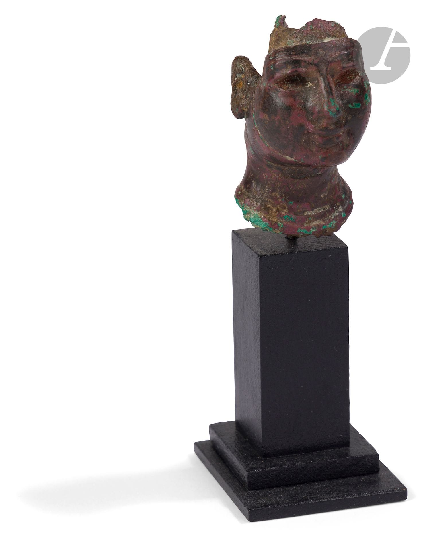 Tête d’Osiris au visage esquissant un fin sourire
Les yeux creux, autrefois incrustés.
Bronze. Manques et déformations. La coiffe rapportée.
Égypte, Troisième Période Intermédiaire (1069-664 avant J.-C.)
Hauteur : 5,2 cm

An Egyptian Bronze Osiris Head, Third Intermediate Period