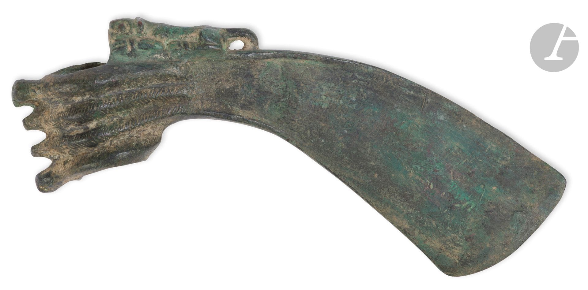 Hache surmontée d’un félin
Bronze.
Iran, Luristan, c. VIIIe siècle avant J.-C. 
Longueur : 21,5 cm

Provenance : 
Vente Me Elkaim, L’Isle-Adam, 16 septembre 1984, lot 13.

A Luristan Bronze Axe-Head, Iran, c. 8th Century BC