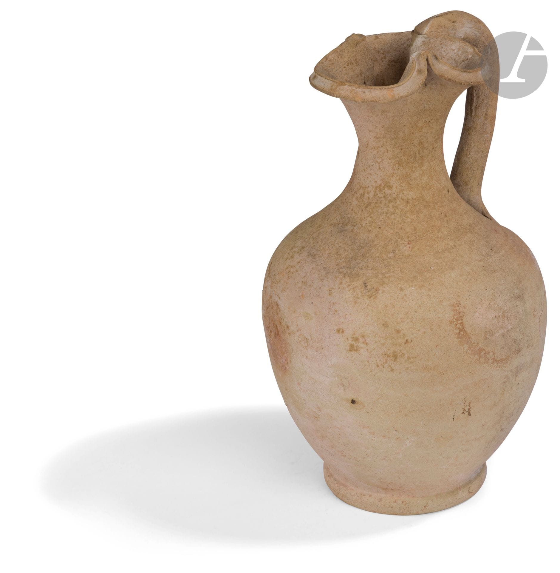 Oenochoé à bec trilobé
Terre cuite beige.
Art grec, époque hellénistique, II-Ier siècle avant J.-C. 
Hauteur : 22 cm 

A Hellenistic Terracotta Oenochoe, 2nd - 1st Century BC