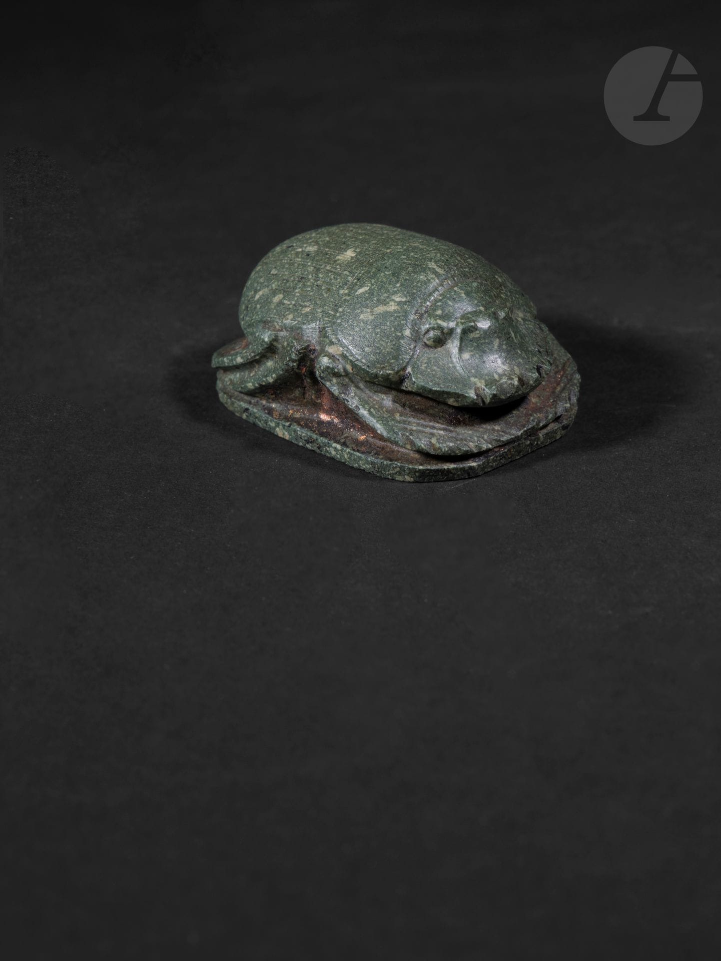 Scarabée de cœur anépigraphe
Porphyre vert et dorure.
Égypte, Basse époque (664-332 avant J.-C.) ou Nouvel Empire
Longueur : 5,6 cm

An Egyptian Porphyry Heart Scarab, Late Period or New Kingdom