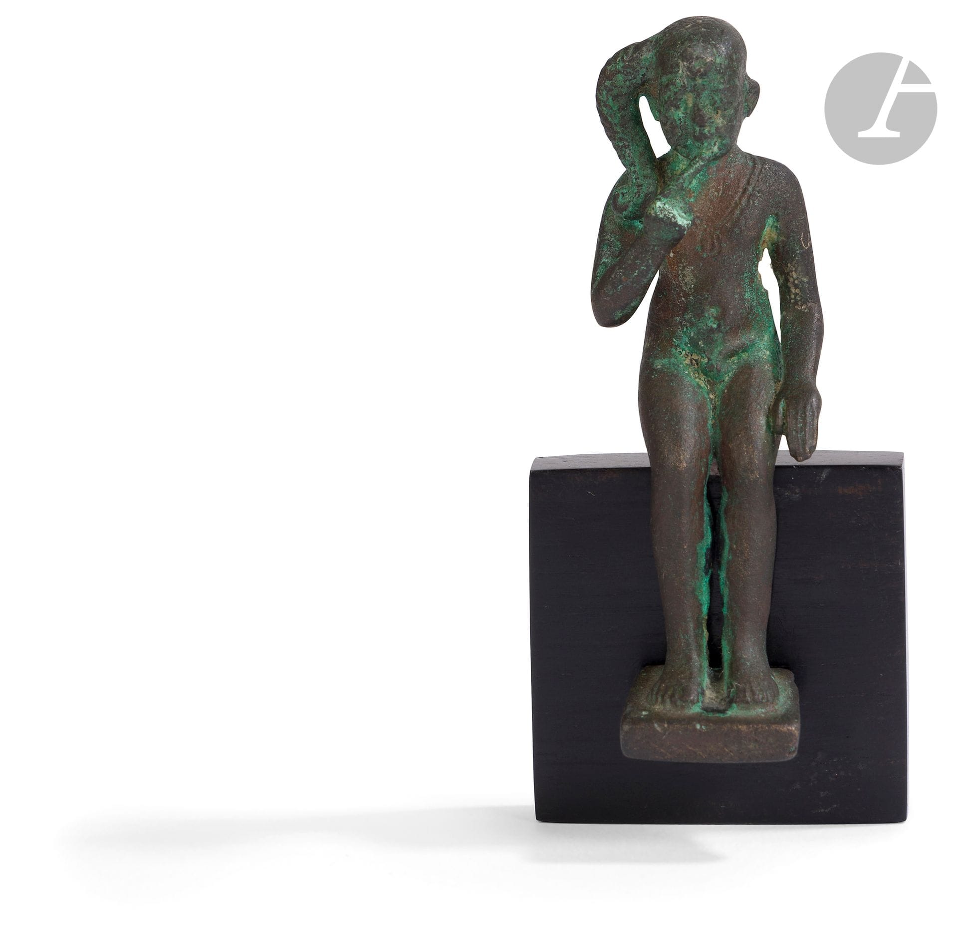 Ex-voto figurant le dieu enfant Harpocrate assis
Paré d’un collier incisé.
Bronze. Patine verte dans les creux. 
Égypte, Basse époque (664-332 avant J.-C.) 
Hauteur : 6,5 cm 

Provenance :
Vente Me Elkaim, L’Isle-Adam, 16 septembre 1984, lot 9P.

An Egyptian Bronze Ex-Voto with Harpocrates, Late 
Period