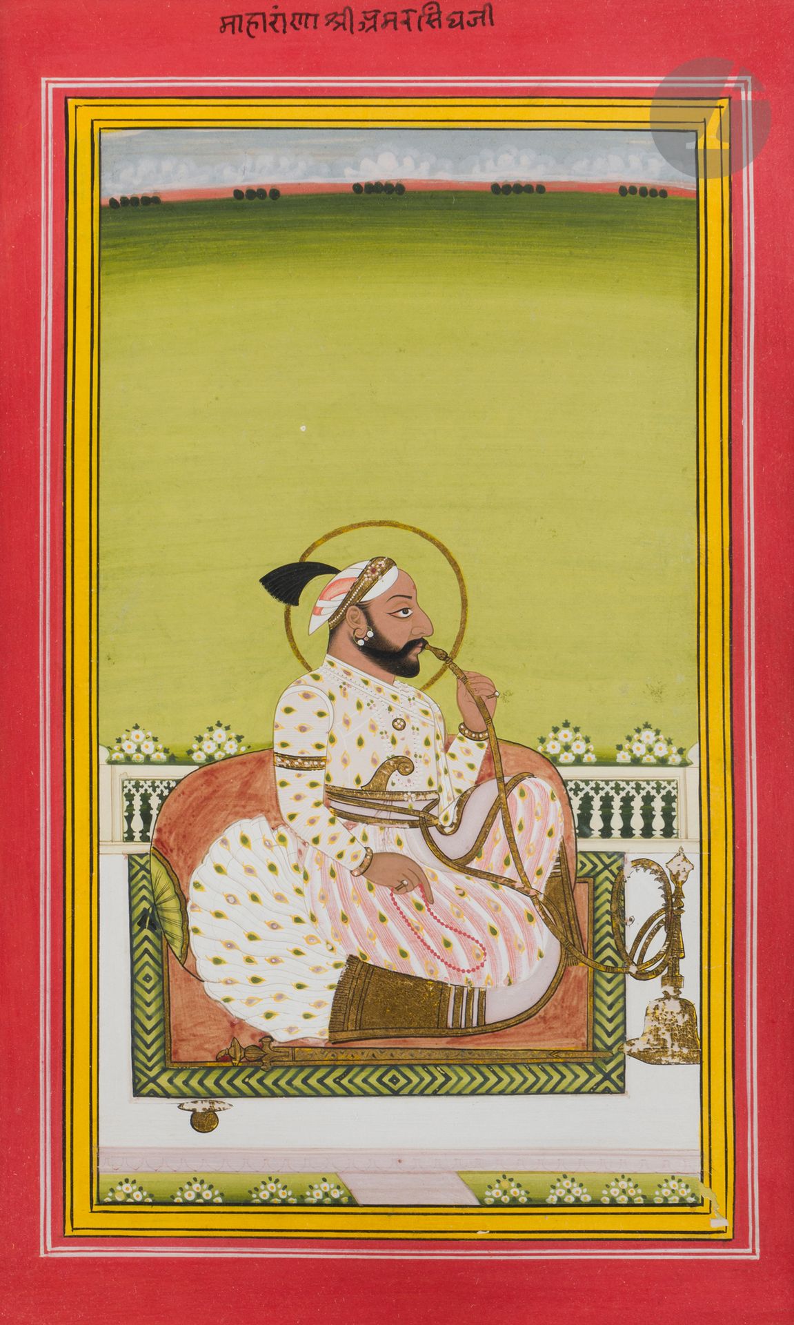 Raja fumant une huqqah sur une terrasse, Inde du Nord, Rajasthan, fin XIXe - début XXe siècle
Gouache et or sur papier représentant un raja au visage nimbé, enturbanné et vêtu d’un jama blanc ponctué de feuillettes vertes, agenouillé sur une terrasse pour fumer une huqqah. Derrière lui, une balustrade donnant sur une grande pelouse bordée de massifs de fleurs. Portrait monté en page d’album avec une bordure jaune et une marge rouge inscrite d’une ligne de devanagari à l’encre noire dans la partie supérieure. Sous cadre.
Dim. à vue : 32,5 x 20 cm
Sauts de dorure et de polychromie.

A Portrait of a Raja Smoking a Hookah, North India, Rajasthan, late 19th Century - early 20th Century