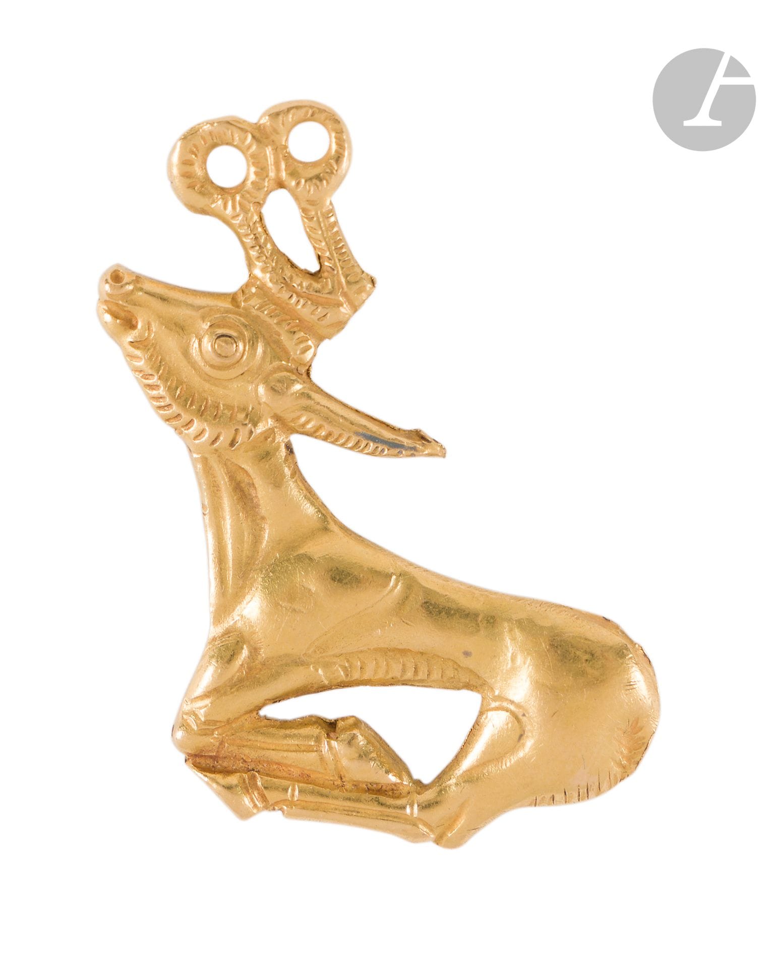Ornement figurant un cerf au galop
Les pattes repliées sous le corps
Les bois sont orientés vers l’avant. Au dos, trois anneaux d’attache.
Or.
Art scythe, VII-VIe siècle avant J.-C. 
Hauteur : 4,8 cm ; poids : 7,07 grammes

Une copie d’une analyse effectuée par le Centre d’Analyses et de Recherche en Art et Archéologie sera délivrée à l’acheteur.

A Golden Scythian Ornament with a Deer, 7th - 6th Century BC