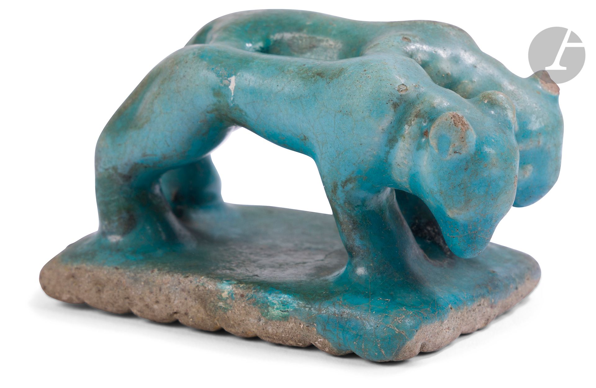 Grattoir aux félins, Iran, XIIe - XIIIe siècle
En céramique siliceuse glaçurée turquoise, la prise en forme de deux félins côte à côte, la base non glaçurée gravée d’un quadrillage servant de grattoir. 
4,4 x 7,4 cm
Importantes restaurations.

A Pottery Scraper, Iran, 12th - 13th Century
