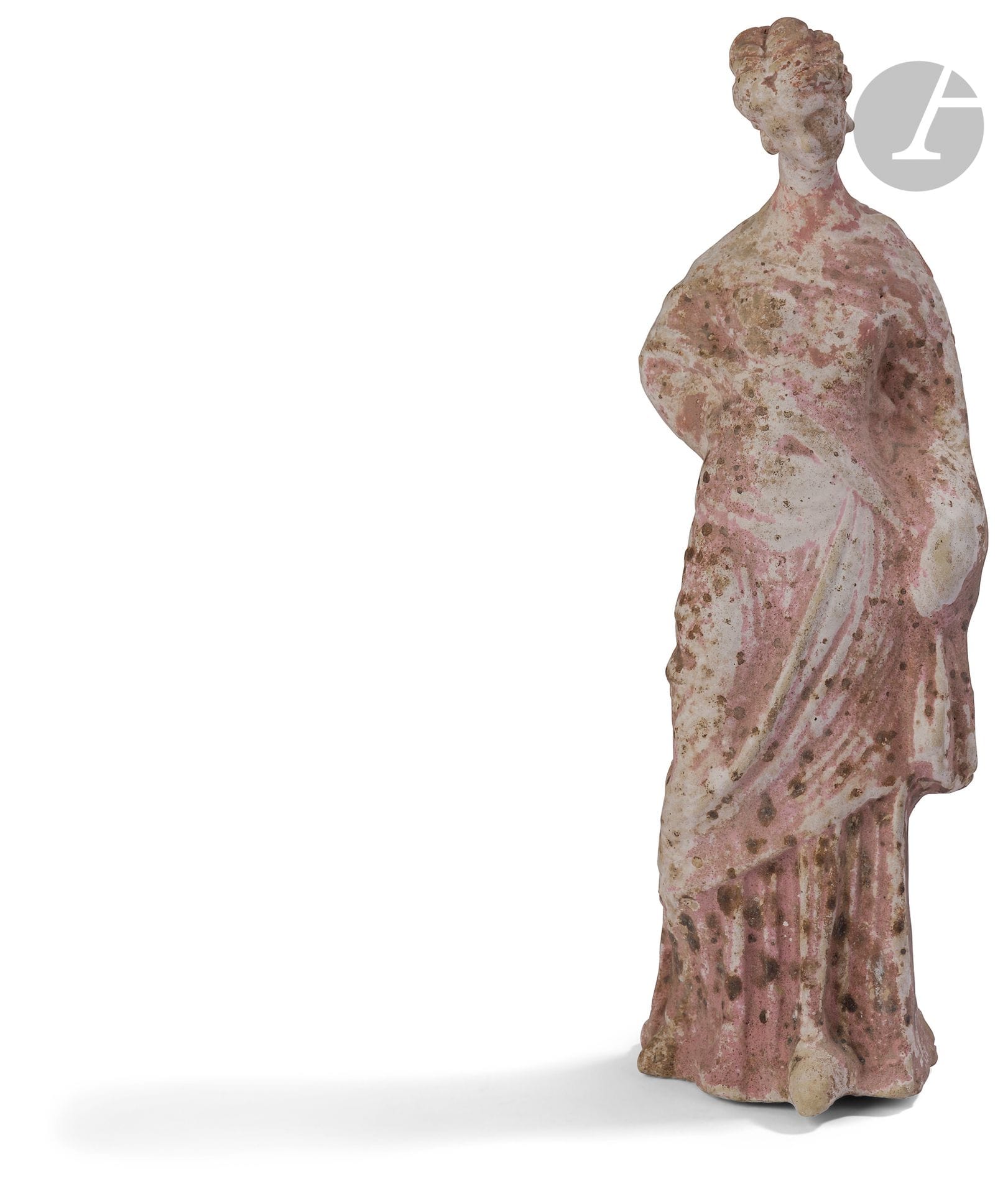 Femme à la coiffure méchée maintenue en chignon, vêtue d’un drapé et déhanchée
Terre cuite, engobe et reste de polychromie rose. 
Grande Grèce, Canossa, c. IIIe siècle avant J.-C. 
Hauteur : 24,5 cm 

Provenance :
Certificat par Joseph Uzan daté du 6 janvier 1980.

A Terracotta Statuette of a Woman, Magna Graecia, Canossa, c. 3rd Century BC