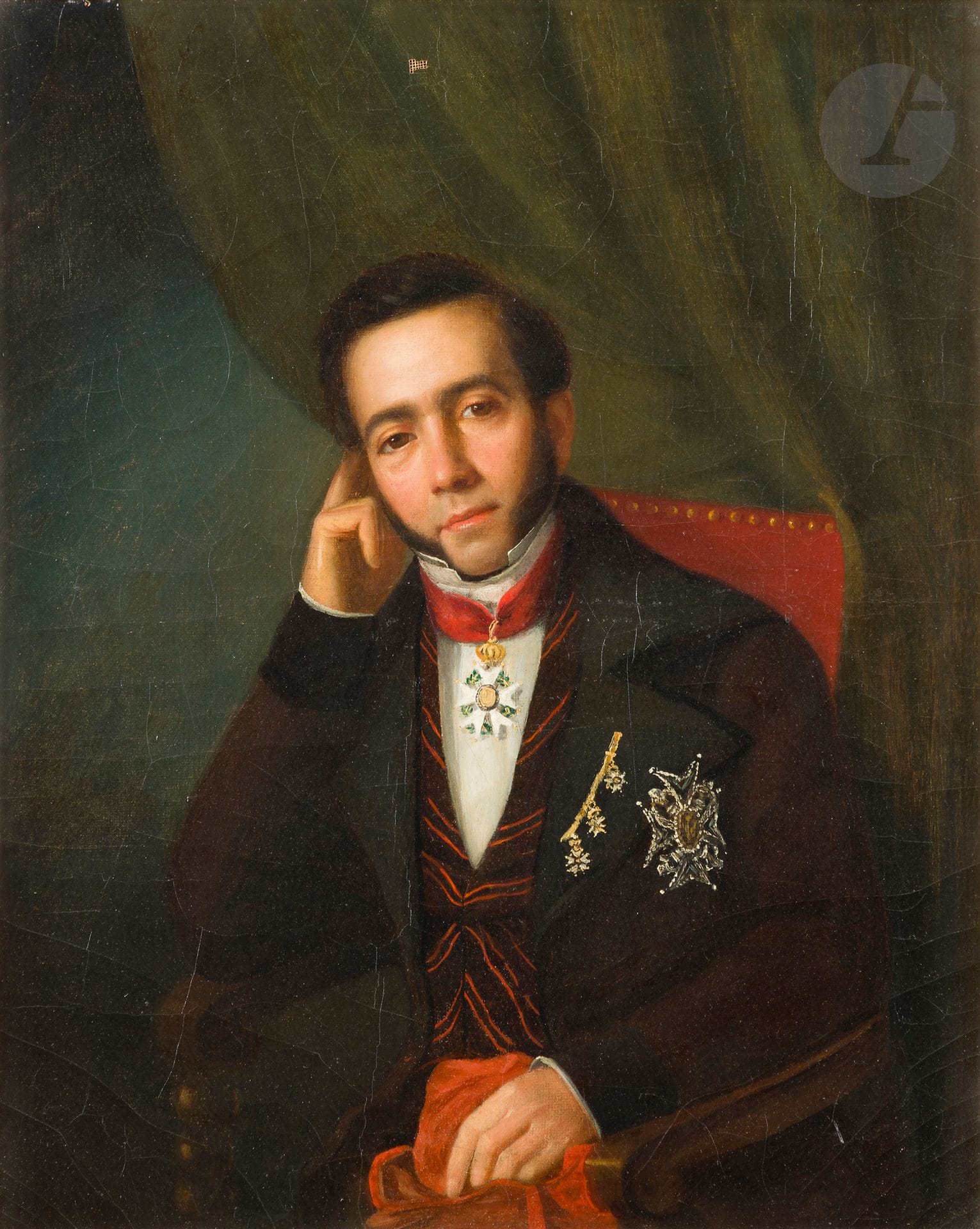 École française du XIXe siècle.
Portrait d’homme portant la croix de commandeur de la Légion d’honneur, la plaque de l’ordre de Charles III et une brochette de trois miniatures
Huile sur toile.
37 x 47 cm
Cadre doré à décor de rinceaux avec attribution à Maxence de Damas, ministre des Affaires étrangères, gouverneur du Duc de Bordeaux.
A.B.E. (petits manques sur la toile en partie haute).