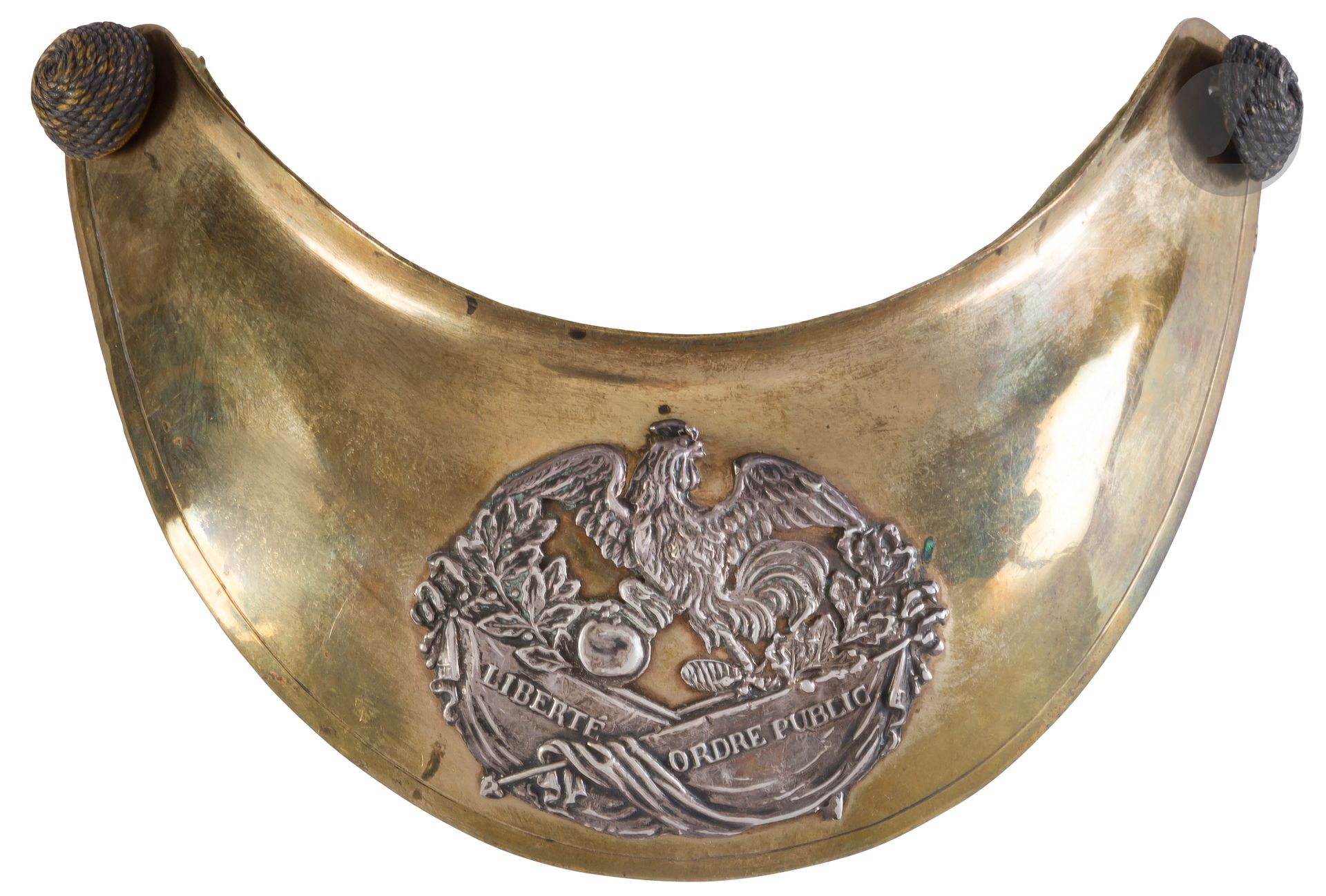 National Guard officer's shrug.
Gilt brass top, silver rooster motif and "liberty" and "public order" flags (missing). With two silver passementerie buttons, white leather lining.
B.E. July Monarchy period.