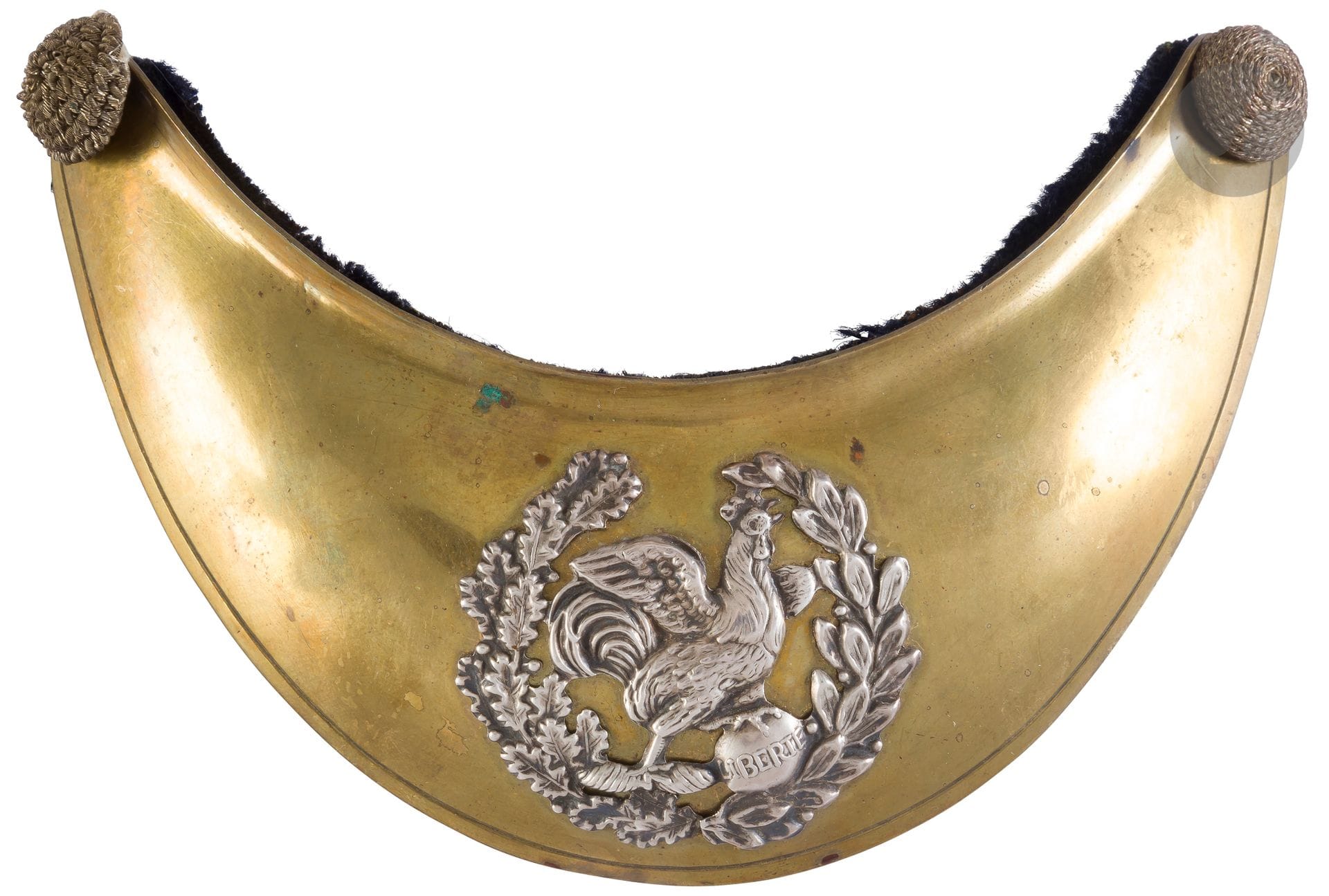 Hausse-col d’officier de la Garde nationale.
Plateau en laiton, motif argenté au coq et globe «Liberté».
Avec deux boutons en passementerie argenté, doublure en drap bleu national.
B.E. Époque Monarchie de Juillet