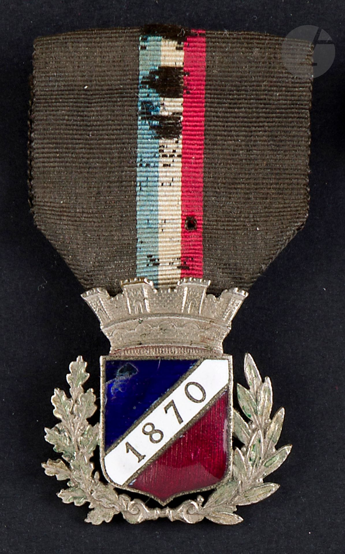 FRANCE
Insigne de membre de l’union fraternelle des mobiles et combattants (1870-1871).
En métal argenté et émaillé (éclat). Frappé au dos « M.A. MARION ». Ruban ancien (usures) avec agrafe.
33 x 32 mm
T.B.