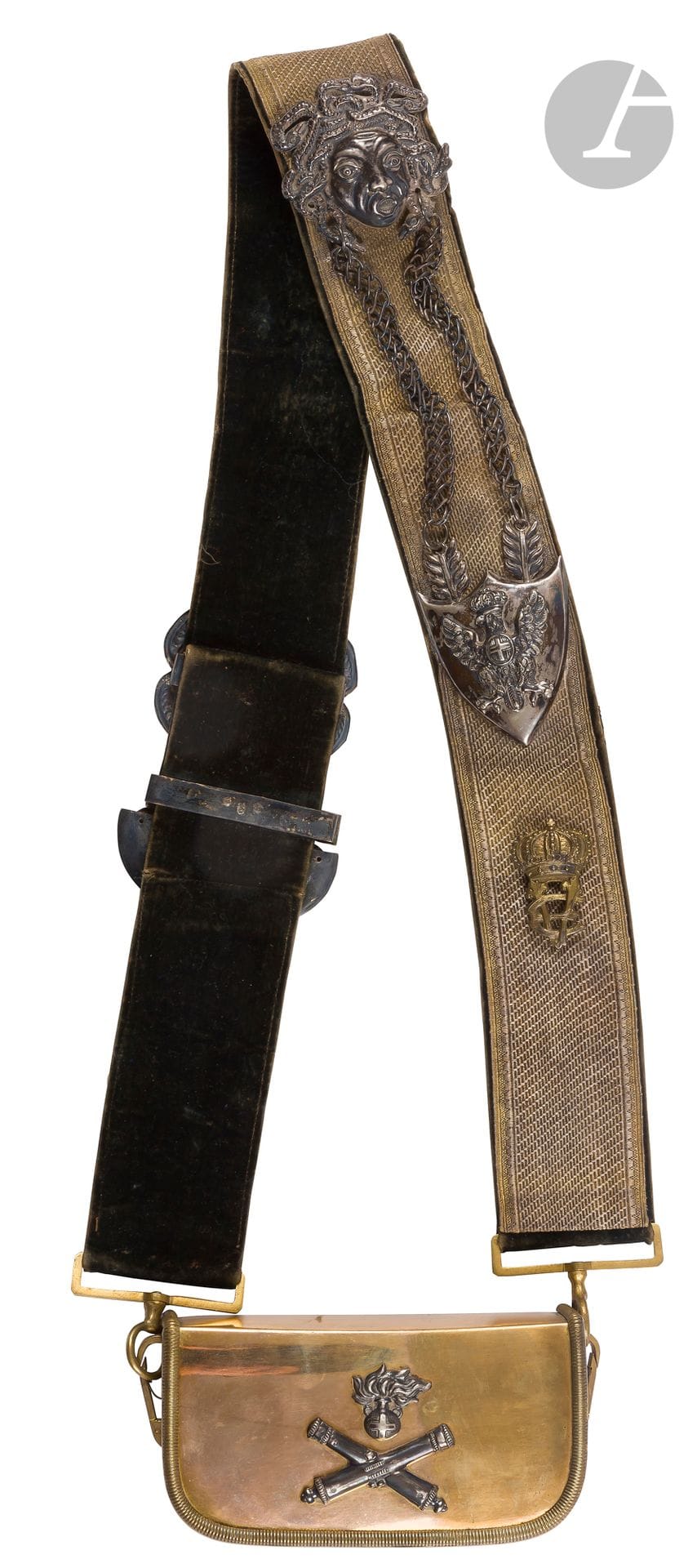 Giberne d’officier d’artillerie italien
Coffret gainé de velours, maroquin noir. Patelette et côtés en laiton doré. Motifs aux canons croisés et à la grenade en métal argenté. Banderole en velours recouvert d’un galon doré. Motifs à l’aigle, masque et garnitures en argent. Chiffrée «EV» sous couronne en bronze.
B.E. (usures d’usage).