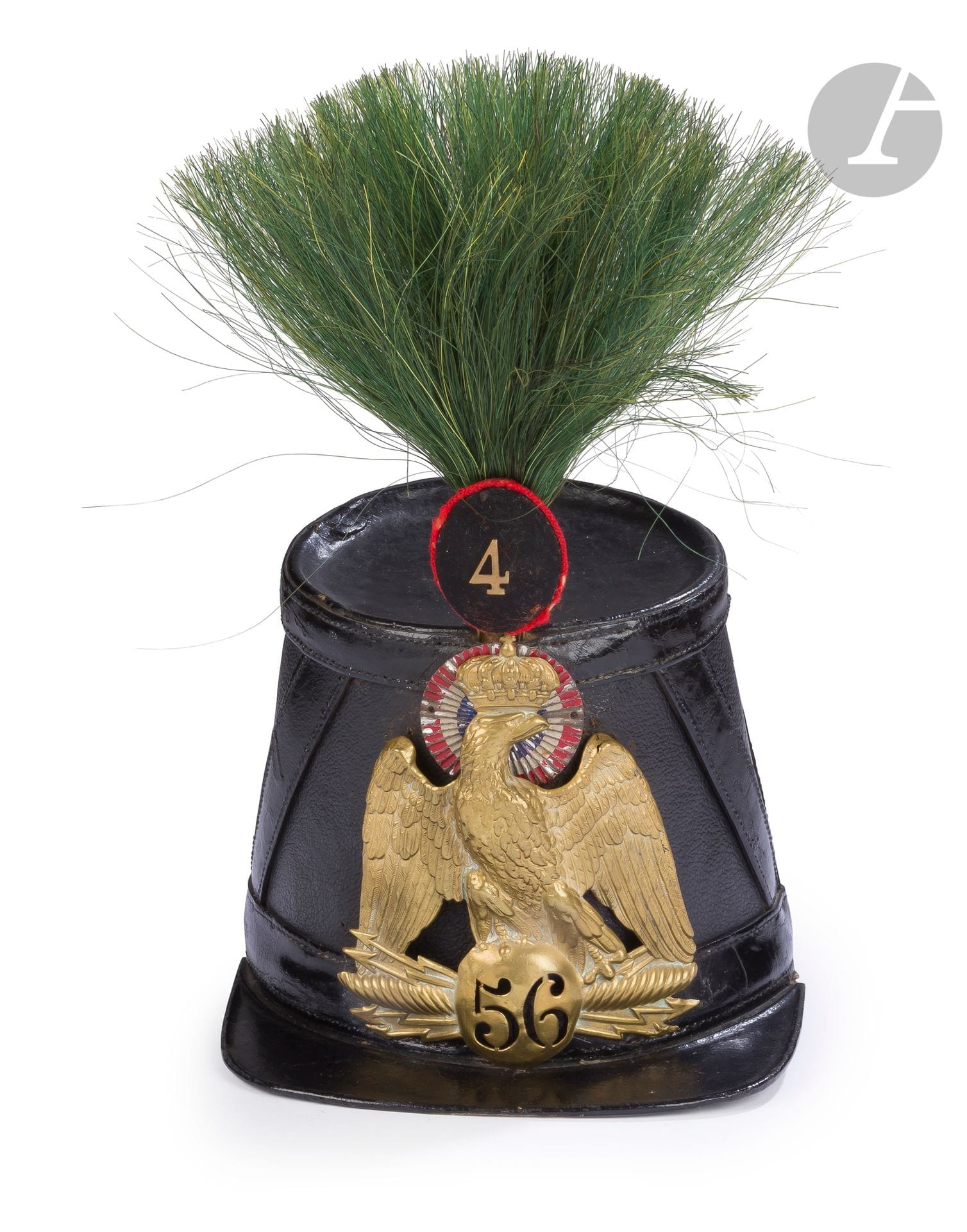 Shako modèle 1860 dit «boite à cirage» du 56e de ligne.
Fut et visière en cuir verni, plaque en laiton à l’aigle couronné au chiffre 56, cocardes métallique tricolores, aigrette en crin vert à pompon en drap bleu et soutache écarlate au chiffre «4». Bandeau intérieur en cuir et intérieur doublé en papier vert.
A.B.E. Époque Second Empire.