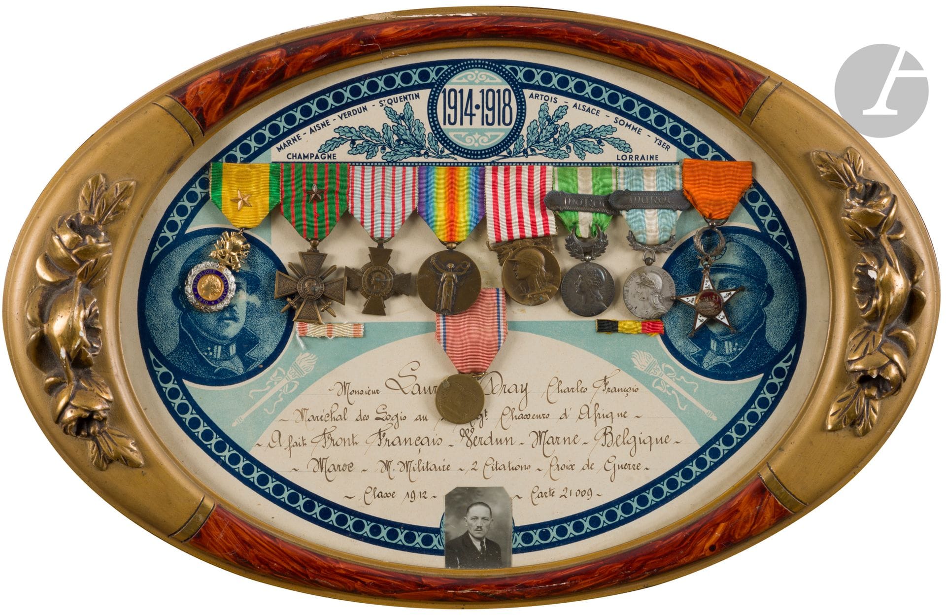 Guerre de 1914-1918, classe 1912.
Certificat de campagne au nom de Laurent DRAY. Avec ses décorations :
Médaille militaire, croix de guerre, médaille des combattants, médaille interallié, commémoration 1914-1918, médaille coloniale avec barrette Maroc, médaille de Verdun, médaille du Ouissam Alaouite 1er type.
Encadré sous verre.
Hors tout : 52 x 33 cm
