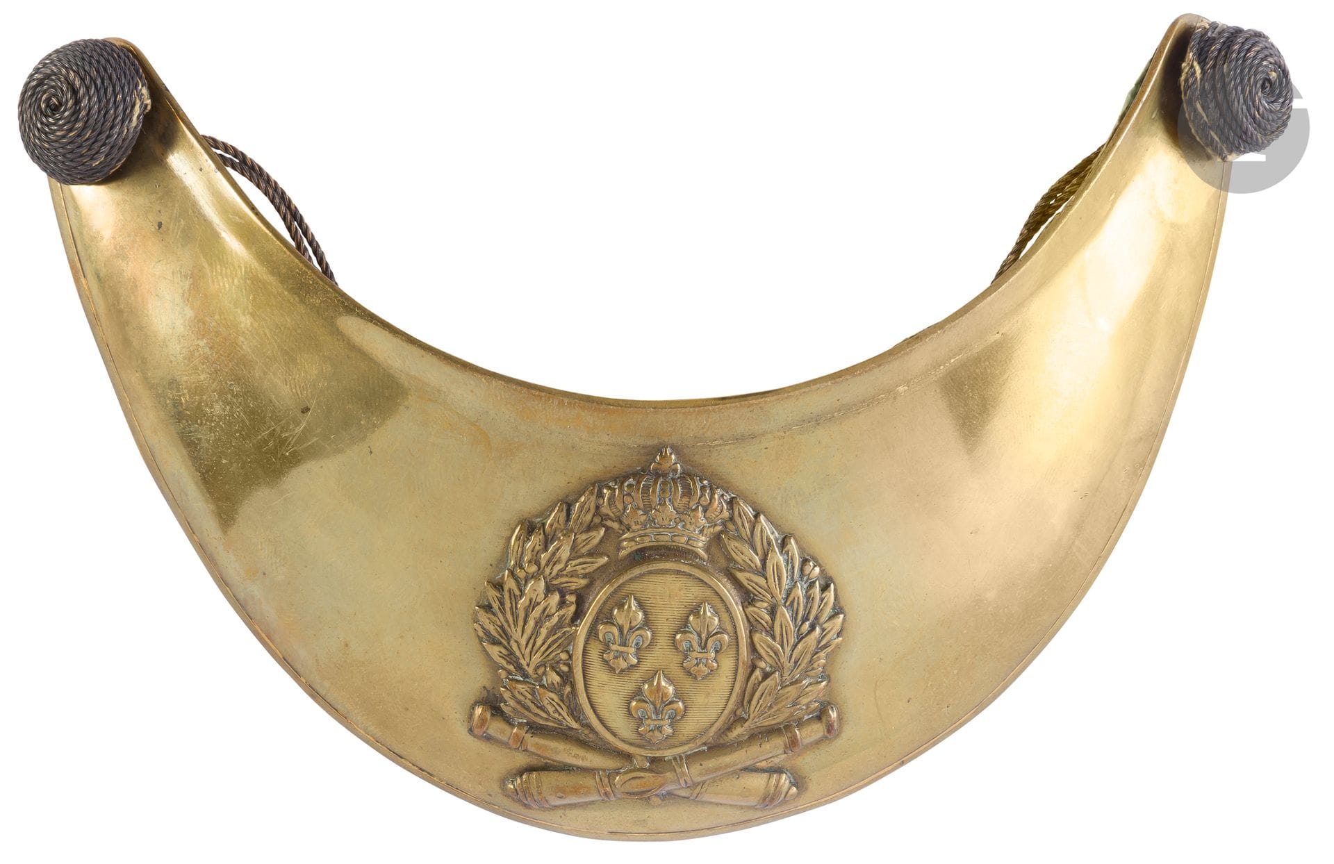 Artillery officer's collar.
Plate and motif with the great arms of France on brass cross-barrels. White leather lining with two silver passementerie buttons.
A.B.E. Restoration period.