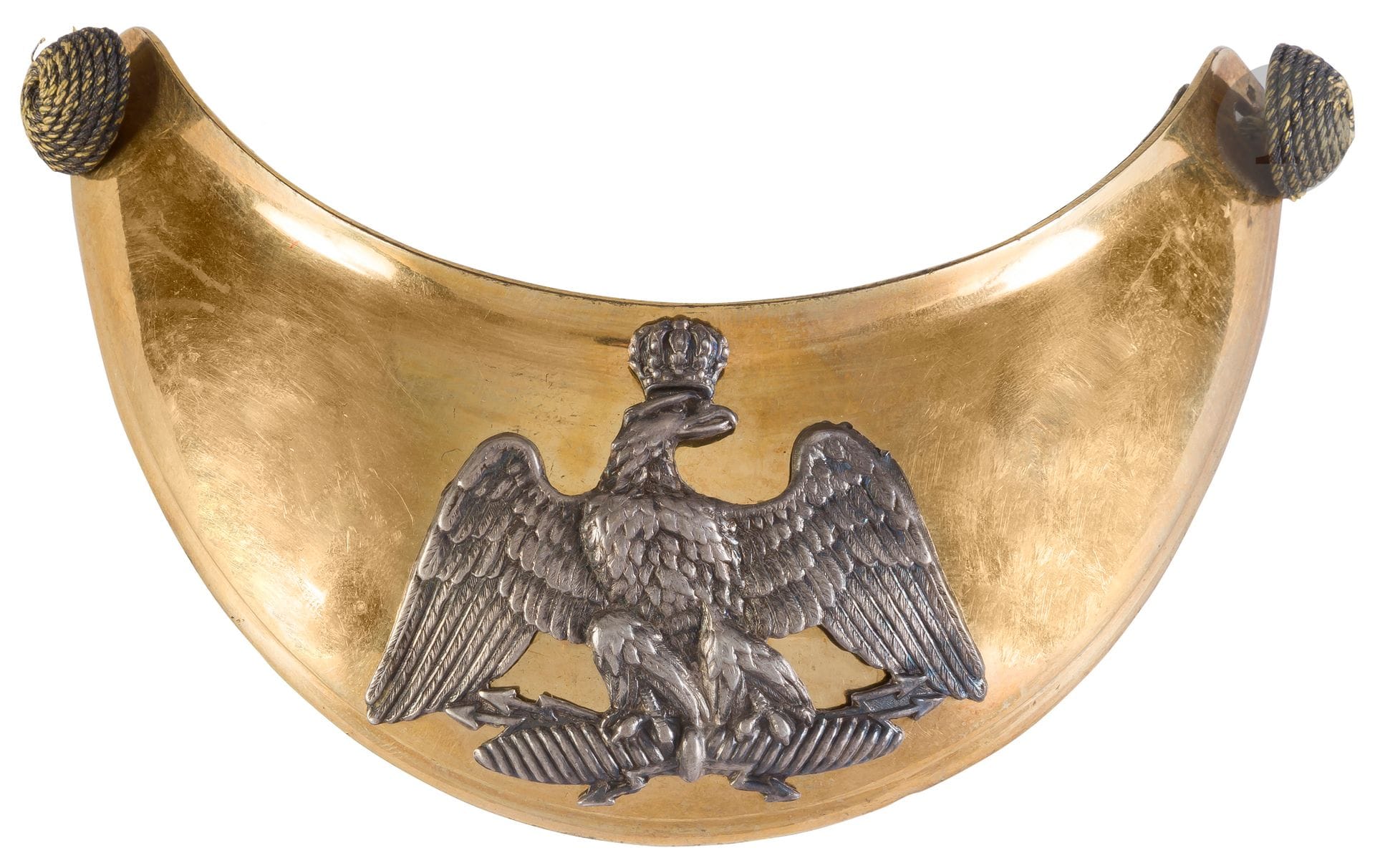Hausse-col d’officier des troupes à pied modèle 1852.
Plateau en laiton doré. Motif à l’aigle couronné en laiton argenté, doublure en peau blanche, avec deux boutons en passementerie argenté.
A.B.E. Époque Second Empire