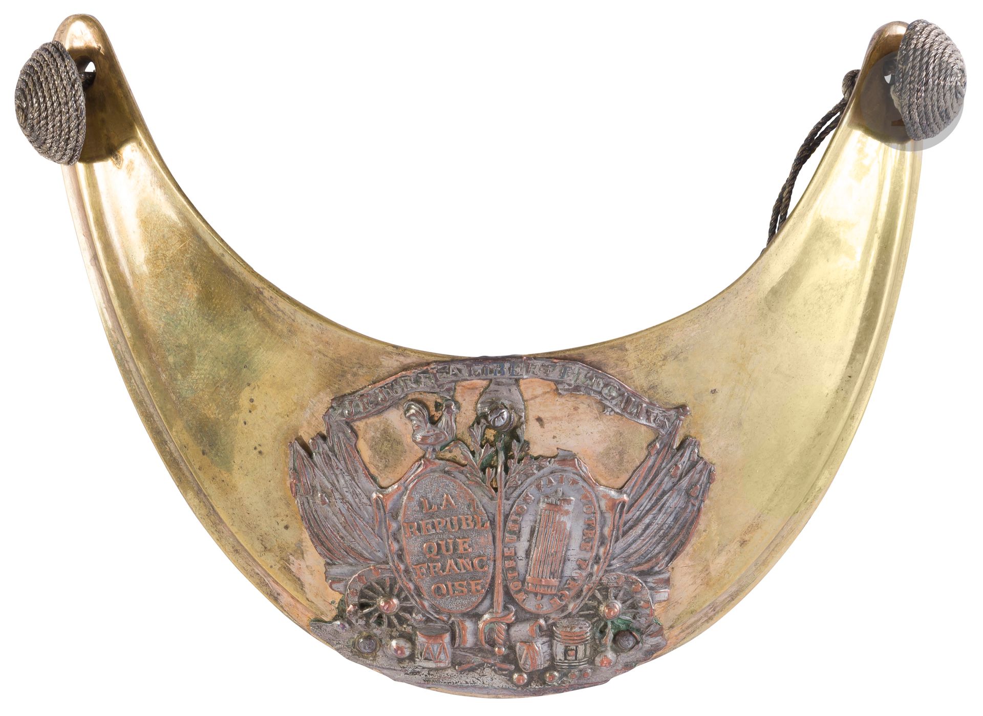 National Guard officer's hausse-collar.
Gilt brass top, silver-plated copper motif decorated with a trophy of arms adorned with the mottos "La république françoise" and "notre union fait notre force" (missing).
Remains of silver plating inside, with two silver passementerie buttons.
E.M. Revolutionary period