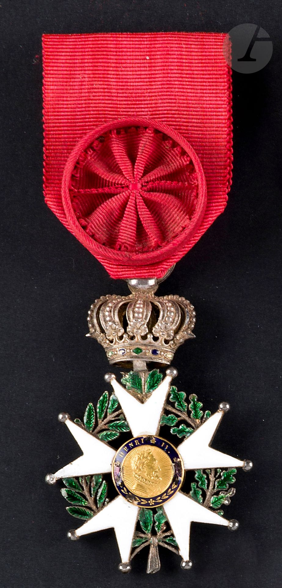 FRANCE
ORDRE DE LA LÉGION D’HONNEUR.
Étoile de chevalier Monarchie de Juillet.
Argent, or, émail. Ruban à rosette. Dans un écrin Bidal.
Hauteur: 61 mm - Poids brut: 31,1 g.
T.B. (éclat à une branche).