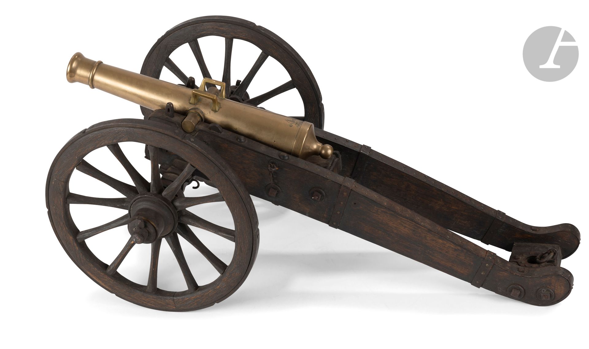 Canon de fête.
Tube en bronze à bourrelet à la bouche et deux anneaux de renfort, deux anses et deux tourillons. Bouchon de culasse rond. Lumière ornée d’une fleur de lys.
Sur un affut en bois et fer forgé, à roues à rayons.
Fin du XIXe siècle.
Longueur tube : 38 cm - Longueur hors tout : 70 cm