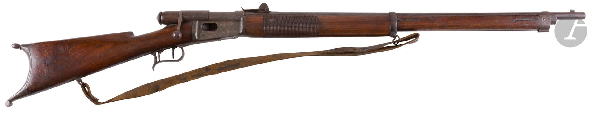 Colonel AUBERT Jean-Louis (1813-1888).
Carabine Vetterli modèle 1871 1er type calibre 10,5 mm x 38R.
Canon rond à pans au tonnerre avec hausse. Double détente (système Thury). Garnitures en fer. Plaque de couche à crocs. Monture en noyer. Fut en partie quadrillé. Bretelle en cuir.
Porte sur le côté gauche une petite plaque en argent incrustée, gravée «L.s. Aubert».
On y joint un volume broché de 402 pages «Les papiers du colonel Aubert, 1813-1888». Publié par Théodore Aubert, Genève, Alex et Julien Editeur 1953 (accident, tâches). 

Biographie :
Henri d’Orléans, duc d’Aumale, lui confie l’éducation de son fils ainé, Louis car «C’était un homme droit, courageux et bon, un véritable homme de bien et de mérite…».
Le Colonel J.L. Aubert fit carrière dans l’armée suisse et se rendit immortel en tant que directeur de la construction militaire des cols alpins.
Né à Turin le 15 octobre 1813, revenu à Genève en 1825, il suit les cours des Belles Lettres à l’Académie, puis prend le chemin de Paris pour entrer à l’École Polytechnique qu’il fréquente de 1833 à 1835. Revenu à Genève, il obtient en 1837 un doctorat ès sciences mathématiques et enseigne. À Genève, le jeune polytechnicien est rapidement nommé officier du Génie dans la milice cantonale avant de rejoindre l’École de Thoune comme élève d’abord, comme instructeur ensuite (1839-1847). C’est le futur général Dufour qui le fait nommer par la Confédération à l’état-major du Génie. Pour Aubert, c’est le début d’une carrière militaire qui lui fera accéder plus tard au rang envié de colonel fédéral. En 1854 au sein de l’état-major fédéral et regagne sa chère École de Thoune. Ce sera son « âge d’or ». Inspecteur du Génie de 1858 à 1865, le Conseil fédéral lui confie la mission d’étudier la création de passages au cœur des Alpes. Jean-Louis Aubert se voit confier la direction de la construction des routes militaires de l’Axenstrasse, de la Furka et de l’Oberalp. Une prouesse technique qui aboutit à la création d’infrastructures au cœur des Alpes qui font aujourd’hui la fierté de la Suisse. Militairement parlant, l’importance stratégique des routes alpines ne lui échappe pas et c’est lui qui dirige en 1861 les premières manœuvres alpines de l’histoire militaire de la Suisse. Lors de l’occupation des frontières en 1870-1871, il commande la 3e division. Il est promu divisionnaire en 1875, à la tête de la 1re division. Le 31 décembre 1876, il achève sa carrière militaire. Passionné par les chemins de fer, il devient en 1852 administrateur puis en 1856 directeur de la Compagnie ferroviaire de l’Ouest-Suisse (1856-1872), compagnie qui construisit la ligne Morges-Lausanne-Yverdon en 1855.