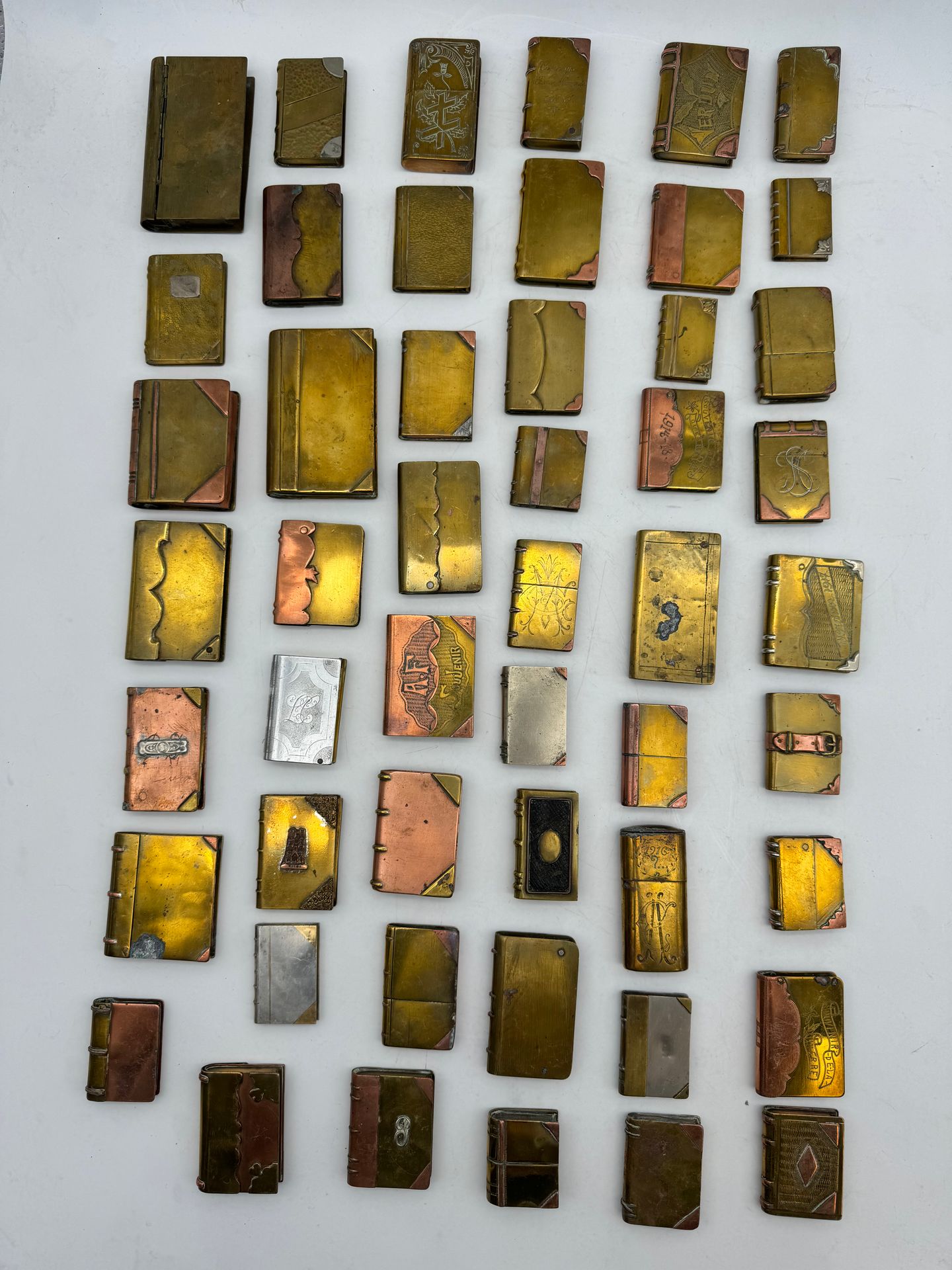 Lot of 50 book-shaped
book-shaped, in copper and brass.