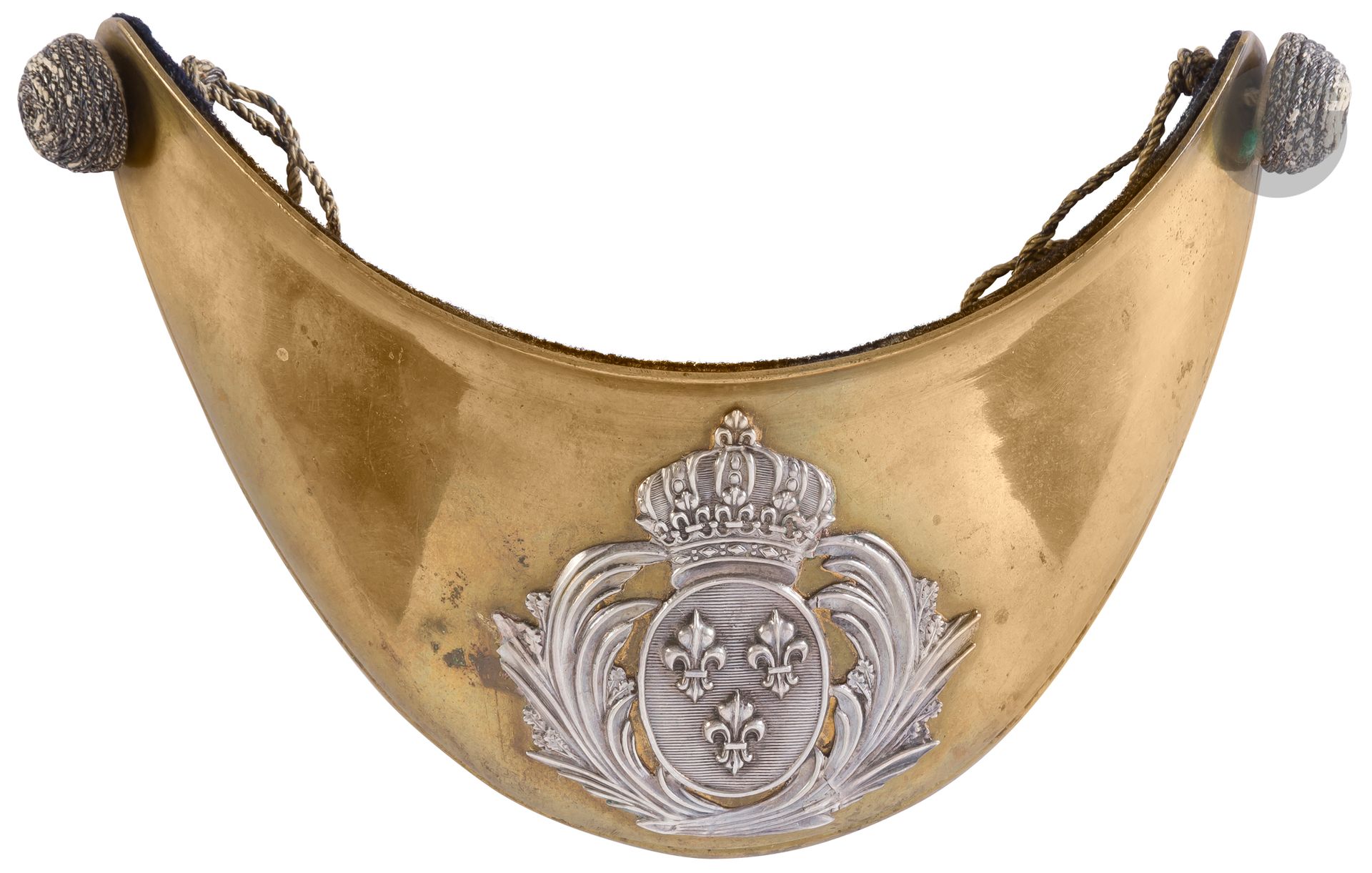Officer's shrug for foot troops.
In gilded brass, silver motif with the great arms of France in a frame of palms (crack).
National blue cloth lining with silver passementerie buttons.
A.B.E. Restoration period.