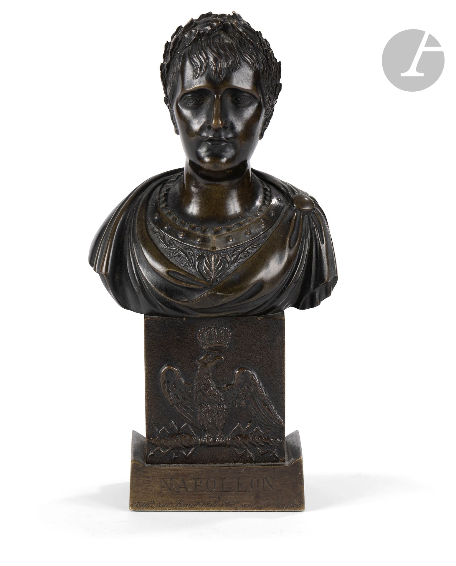Louis Simon BOIZOT (1743-1809)
L’Empereur Napoléon Ier en empereur romain
Beau buste en bronze patiné, tête laurée, en cuirasse et toge.
Sur piédestal rectangulaire, à fond amati à l’avant, orné de l’aigle impérial.
Socle gravé «NAPOLEON Ier Scupté par Boizot 1805 = Exete par Canlers 1806»
25 x 13 cm
B.E.

Historique :
Charles Stanislas Canlers (1764-1812), sculpteur, ciseleur et fondeur (au sable principalement).
Il s’associera à Honoré-Jean Gonon (1780-1850) pour produire des bronzes dont certains sont commandés par Dominique Vivant Denon, directeur général du Museum central des arts, qui devient le musée Napoléon, puis le musée royal du Louvre.

Cette représentation est particulièrement rare. Héritière de la représentation du Premier Consul par le même Boizot (abondamment reprise, elle est en reprend les traits pour le visage, mais avec un habit à l’antique d’Empereur rappelant la nouvelle dignité, évoquée également sur le socle.
Cette représentation fut supplantée par le buste de Chaudet qui eut une grande célébrité.

Bibliographie :
G. Hubert, G. Ledoux-Lebard, Napoléon. Portraits contemporains, bustes et statues, Paris, 1999, p. 38 et suivantes.