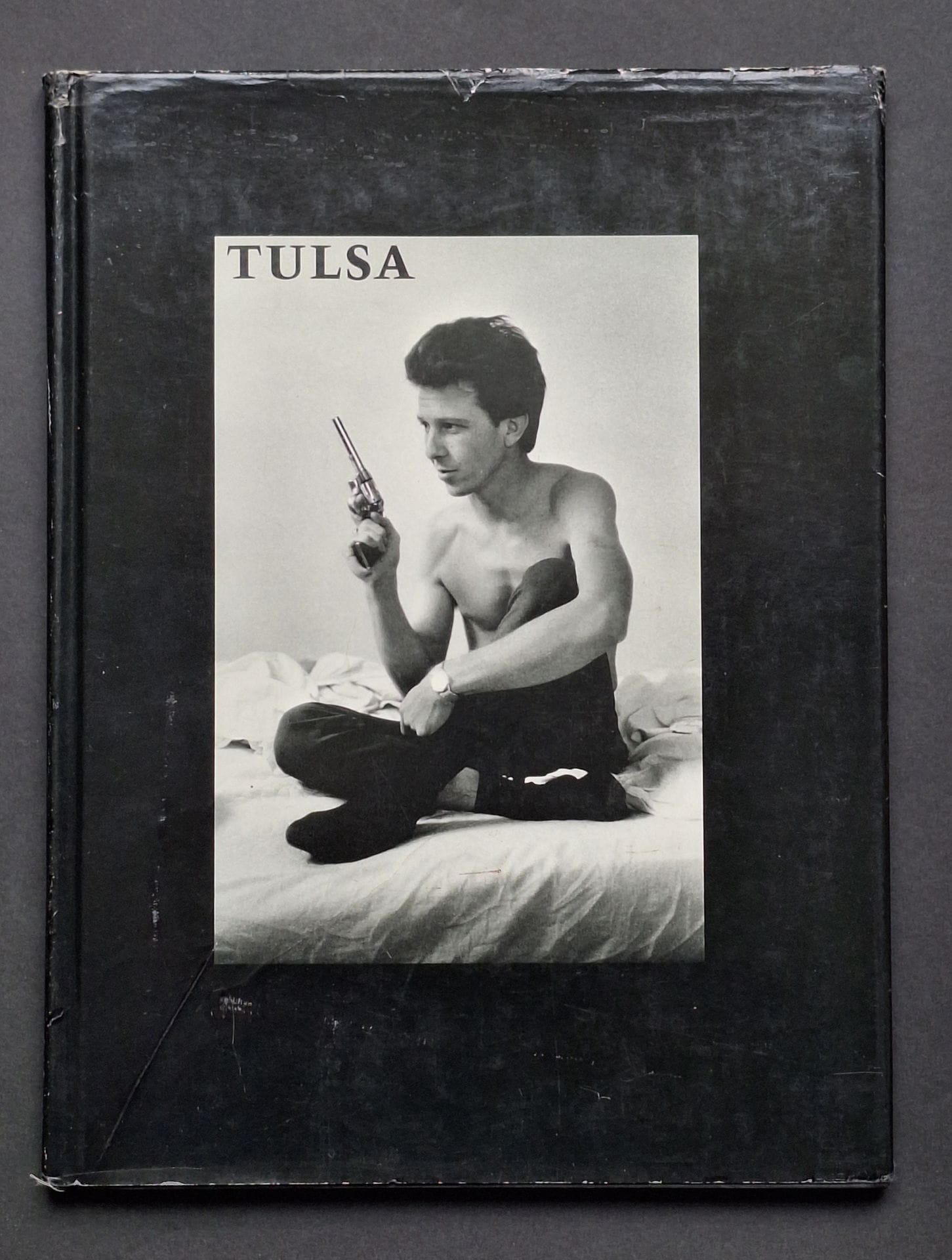 CLARK, LARRY (1943)
Tulsa.
Lustrum Press, New York, 1971 (1979).
In-4 (30,5 x 23 cm). Édition originale brochée, sous reliure et jaquette illustrée rajoutées en 1979.
Ref. Parr & Badger, I, p. 260.