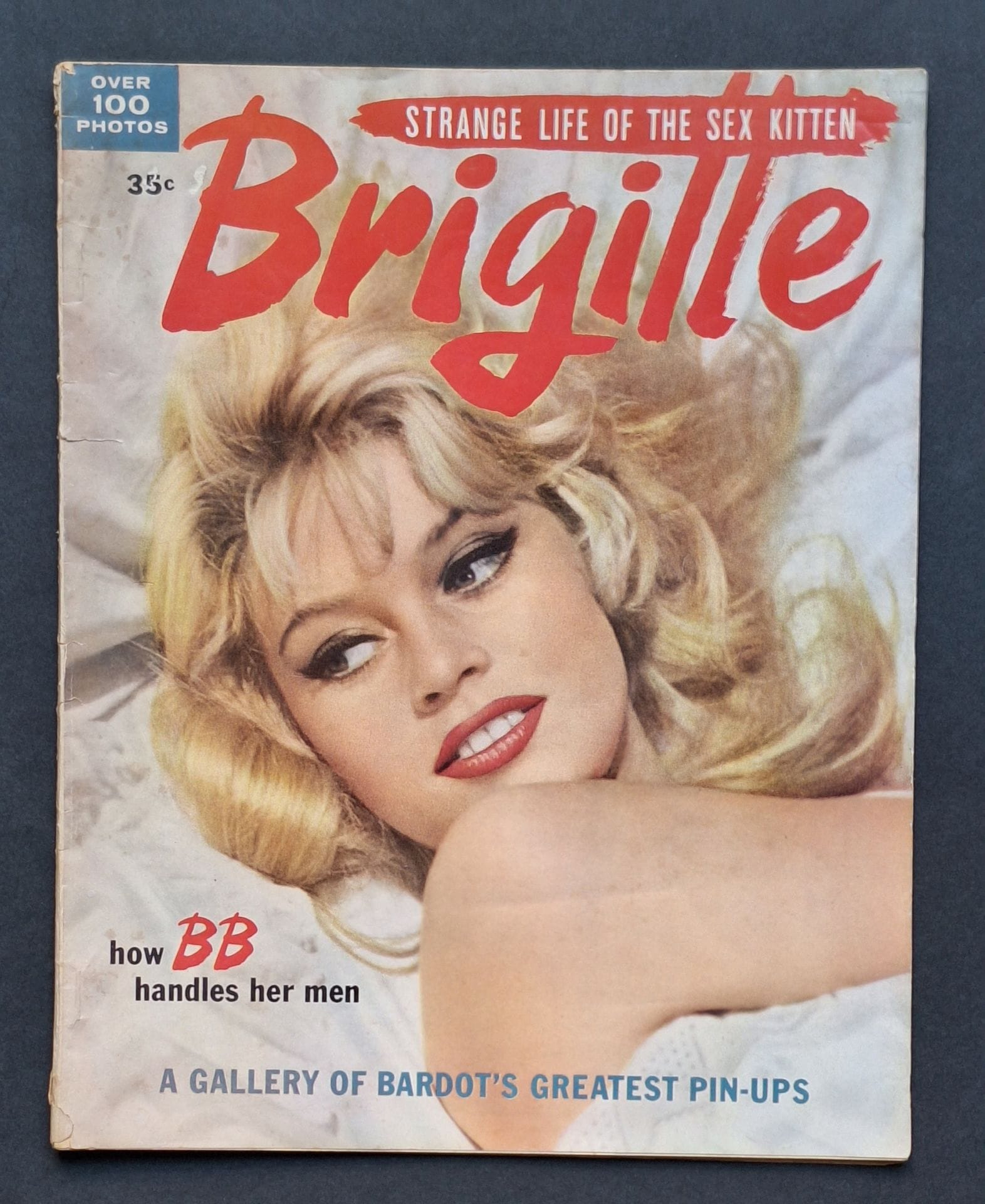 BARDOT, BRIGITTE (1934)
Strange Life Of The Sex Kitten.
Brigitte. Vol. 1, No. 1
How BB handles her men. 
A Gallery of Bardot's greatest pin-ups.
Dell Publishing Co. Inc., New York, 1958.
In-4 (27 x 22 cm). Édition originale, brochée. 48 pp. Photographie de couverture par Peter Basch. Design par Augustine Pennetto. Plus de 100 photographies de B.B. reproduites en noir et blanc. Couverture souple illustrée; haut du dos légèrement fendu, sinon bel exemplaire.