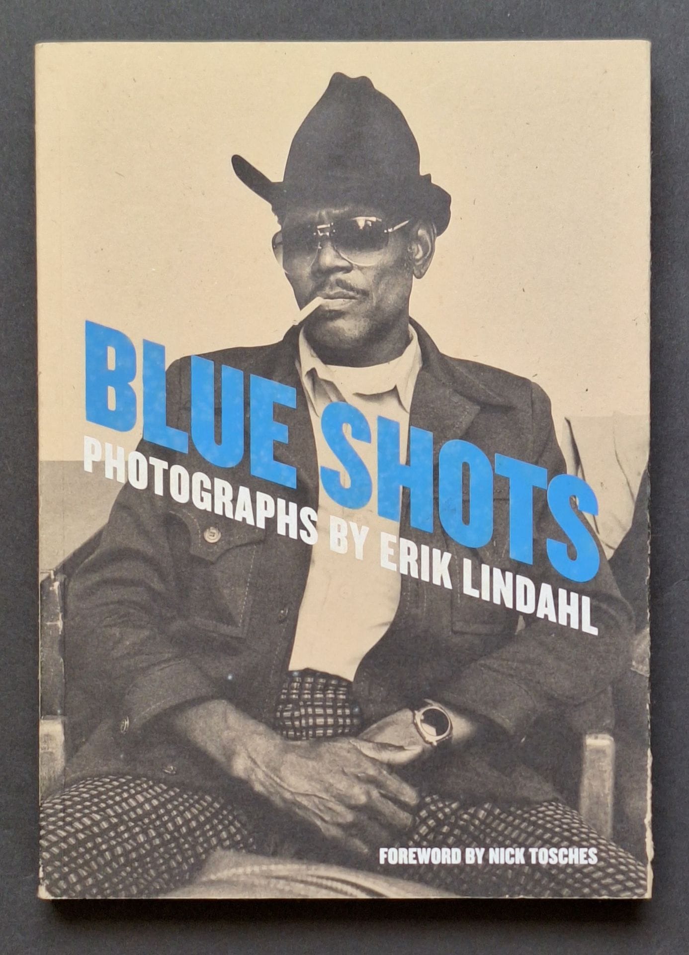 LINDAHL, ERIK (1952)
Blue Shots.
Photographs by Erik Lindahl.Journal, 2008.
In-4 (24 x 17,5 cm). Édition originale brochée. 148 pp. Couverture souple à rabats.