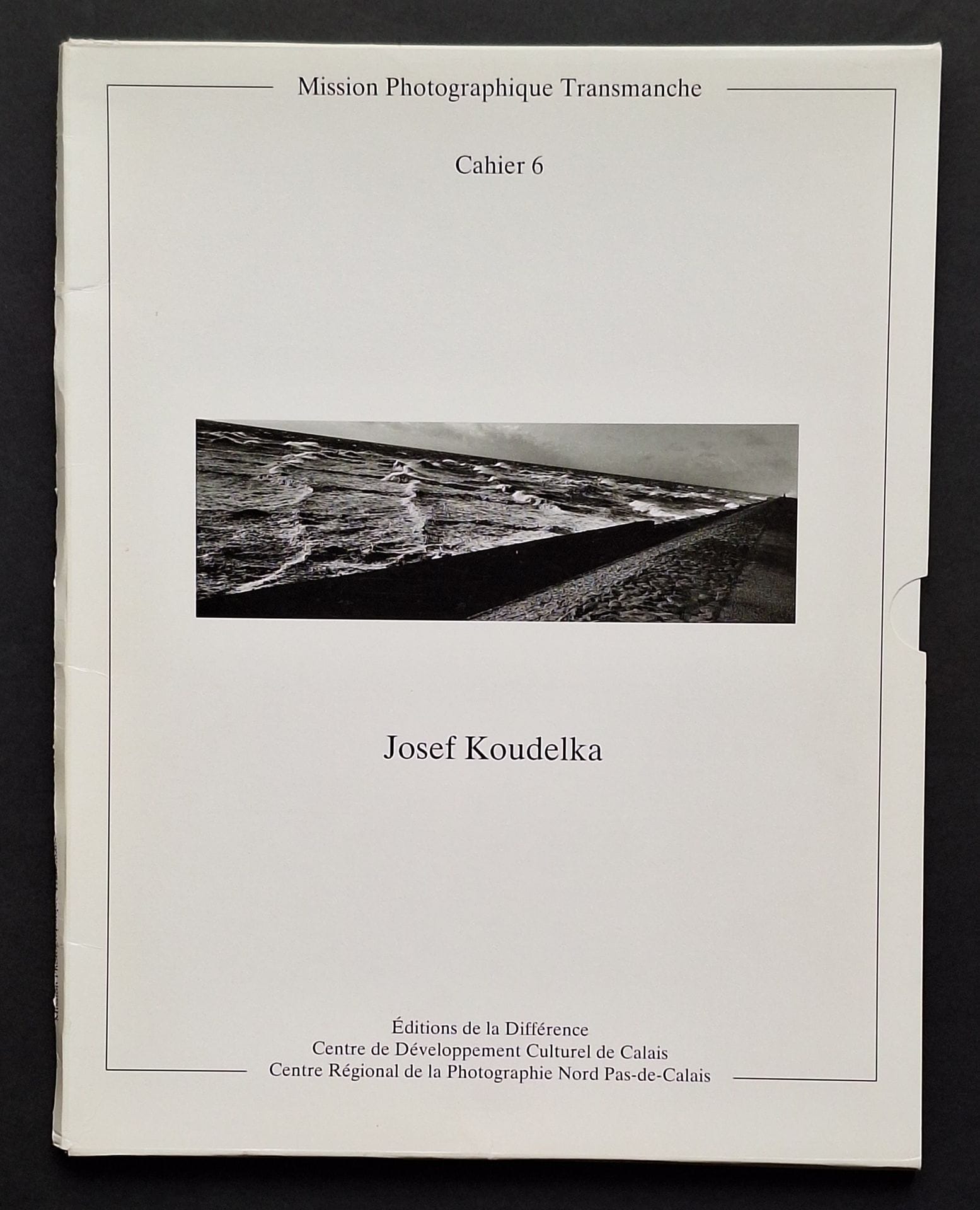 KOUDELKA, JOSEF (1938)
Josef Koudelka.
Mission Photographique Transmanche, Cahier 6.
Éditions de la Différence. Centre de Développement Culturel de Calais. Centre Régional de la Photographie Nord Pas-de-Calais, 1989.
In-4 (30 x 24 cm). Édition originale brochée. Textes de Michel Guillot, Chargé de Mission à la Datar et Bernard Latarjet, Directeur Général de la Fondation de France. 15 photographies panoramiques montées en accordéon, sous pochette illustrée d'éditeur.