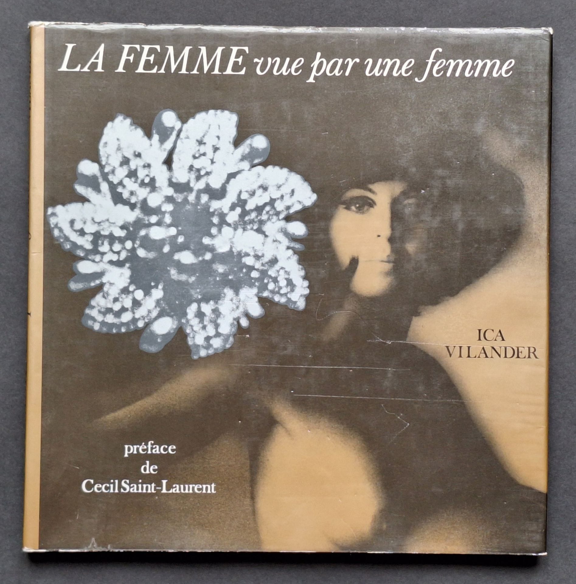 VILANDER, ICA (1921-2013)
La femme vue par une femme.
Editions de la Table Ronde, 1967.
In-4 (25 x 25 cm). Édition originale, en français. Reliure en tissu rose avec titres dorés embossés, sous jaquette illustrée d'éditeur.