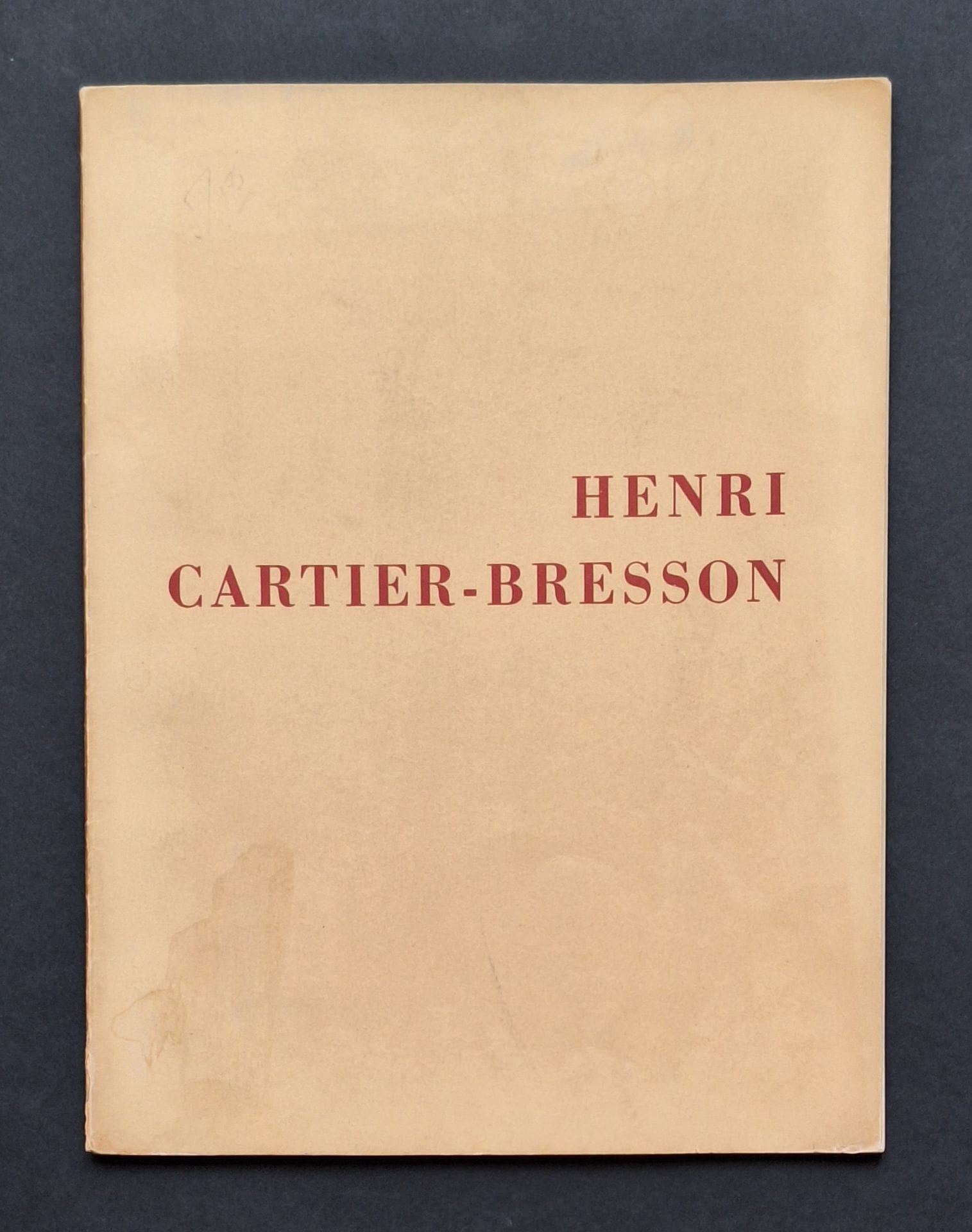 CARTIER-BRESSON, HENRI (1908-2004)
The photographs of Henri Cartier-Bresson.
The Museum of Modern Art, New-York, 1947.
In-8 (25 x 19 cm). Édition originale brochée, sans jaquette. 56 pages. Textes de Lincoln Kirstein et Beaumont Newhall. Couverture souple titrée.