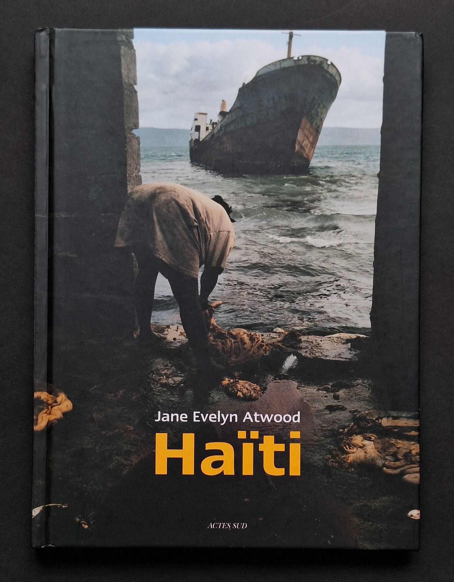 ATWOOD, JANE EVELYN (1947) [Signed]
Haïti.
Actes Sud, 2008.
In-4 (28 x 21 cm). Édition originale, signée par la photographe en 2012. Cartonnage illustré de l'éditeur.