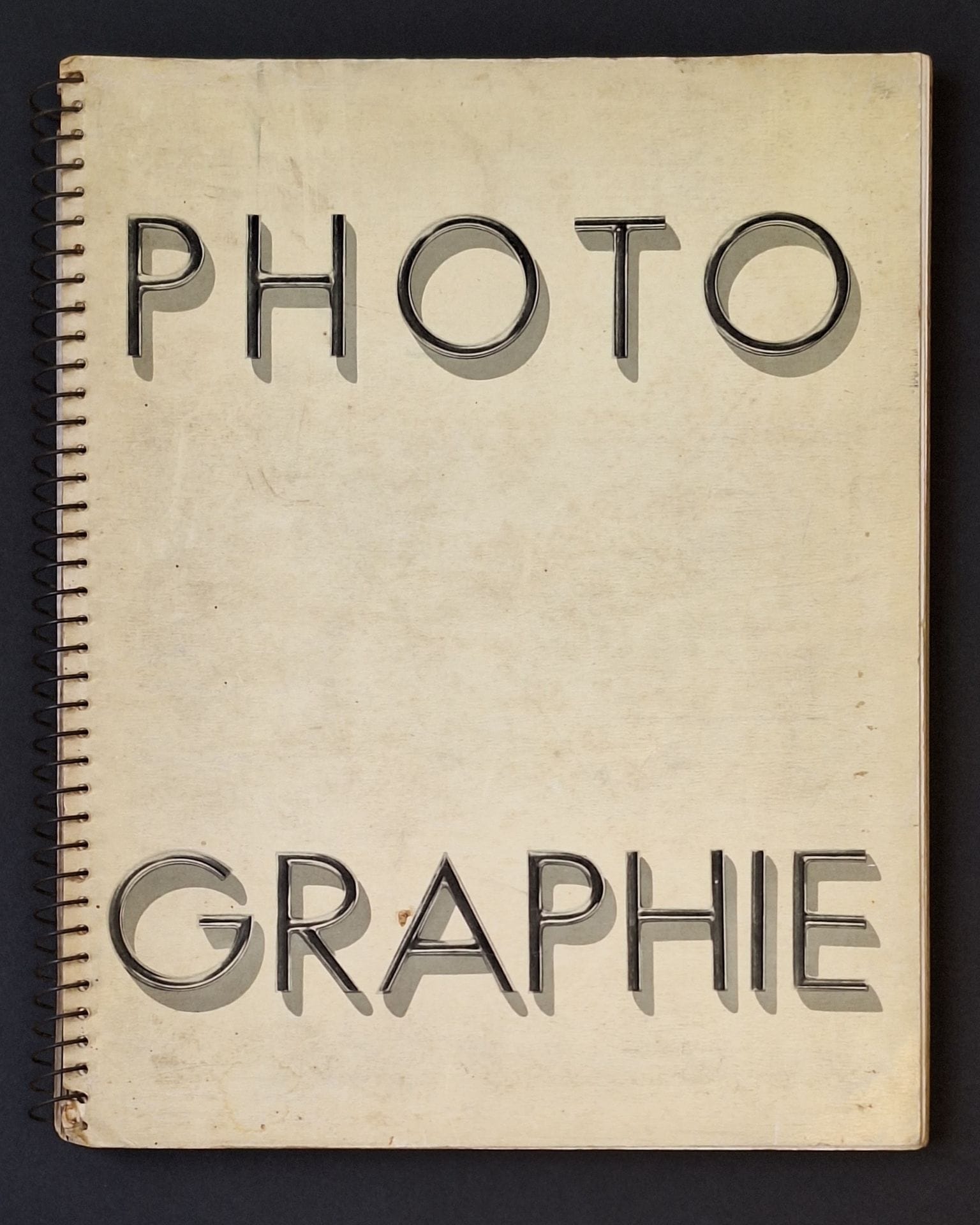 PHOTOGRAPHIE 1931
Arts et Métiers Graphiques, 1931
In-4 (31 x 24 cm). Édition originale. Texte de Philippe Soupault. Photographies superbement imprimées en héliogravure. Photographies par Man Ray, Tabard, Eli Lotar, Steichen, Munkacsi, e.a. Reliure à spirale.